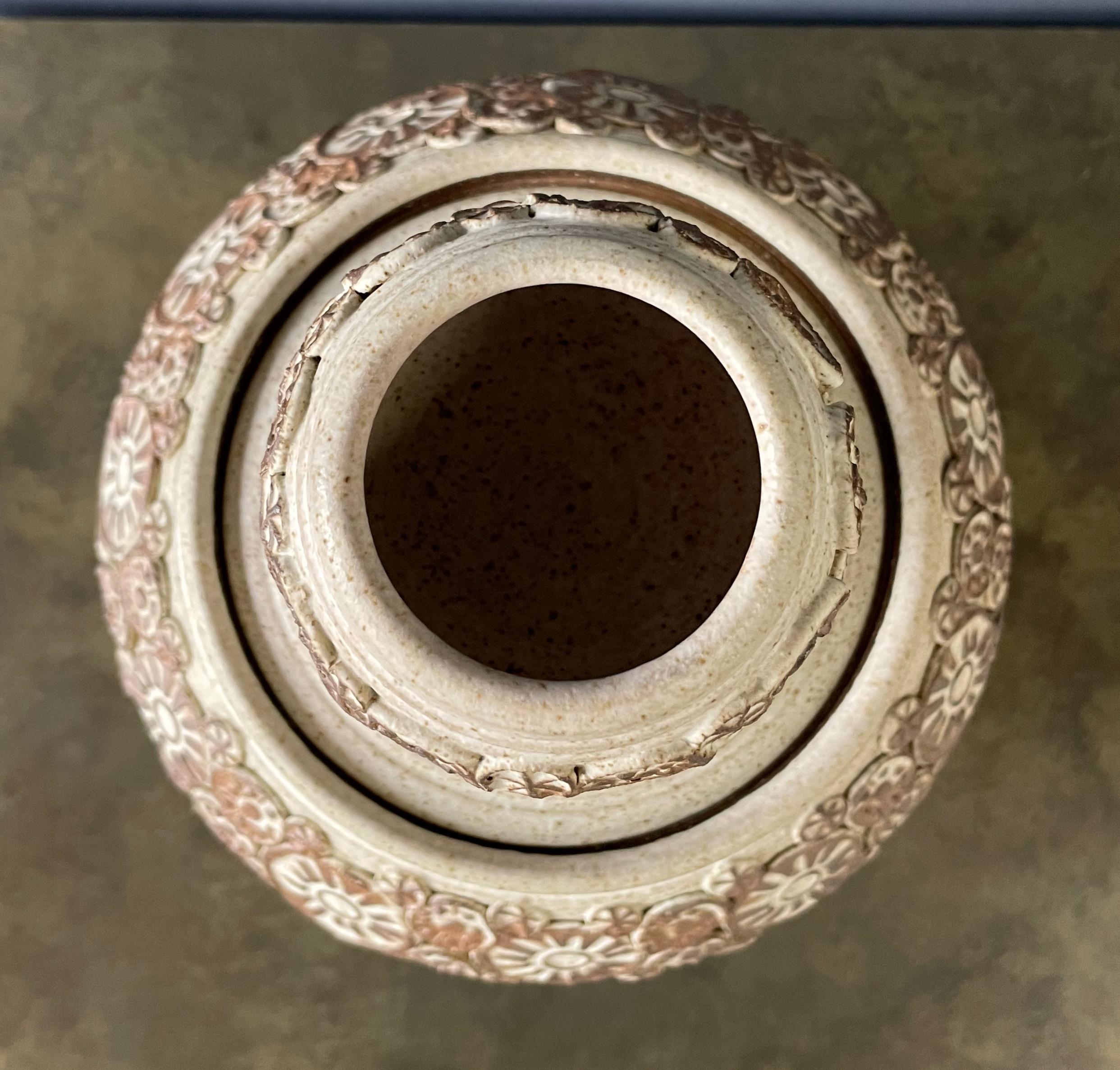 Wishon-Harrell Studio Art Pottery Vaso con coperchio in ceramica con decorazioni ad applique In condizioni buone in vendita a Philadelphia, PA