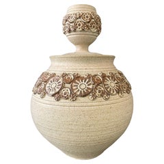 Wishon-Harrell Studio Art Pottery Vaso con coperchio in ceramica con decorazioni ad applique