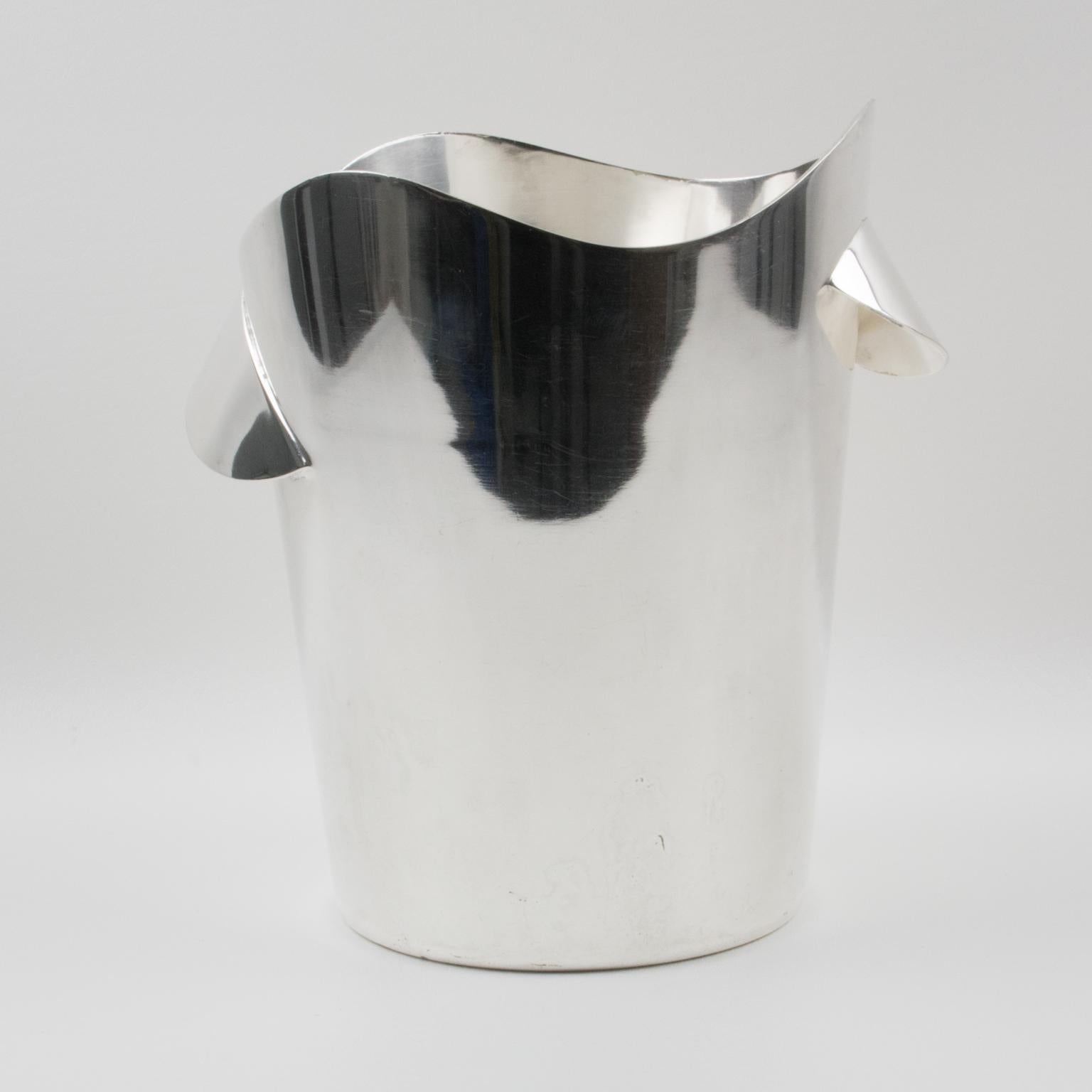 Ce seau à glace ou refroidisseur moderniste en métal argenté de Wiskemann est une pièce exquise de l'art du bar du milieu du siècle dernier. Fabriqué par l'orfèvre Wiskemann, en Belgique, son design élégant présente une structure trapézoïdale et une