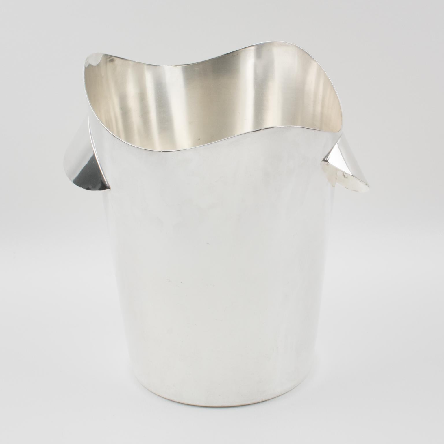Dieser modernistische Eiskübel oder Kühler von Wiskemann aus Silberblech ist ein exquisites Stück für die Bar, ca. 1970. Das elegante Design des von der belgischen Silberschmiede Wiskemann gefertigten Schmuckstücks mit seiner trapezförmigen Struktur