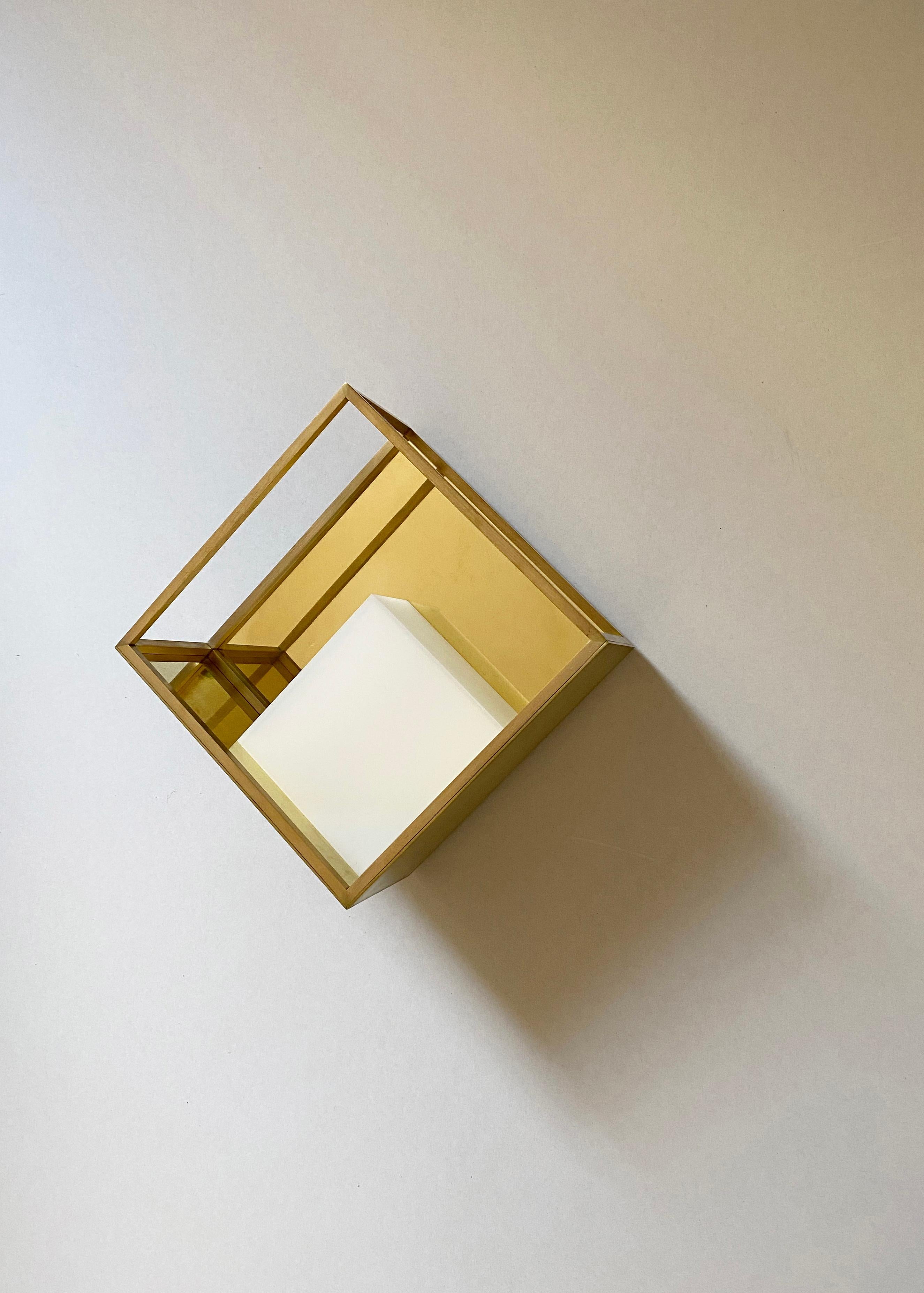 Wiso is a wall light that displays the growth patterns of natural crystals in their multiple scales. The outer brass frame encases some polished surfaces that, under daylight, reflect in a warm tone the colours of the surrounding environment

When