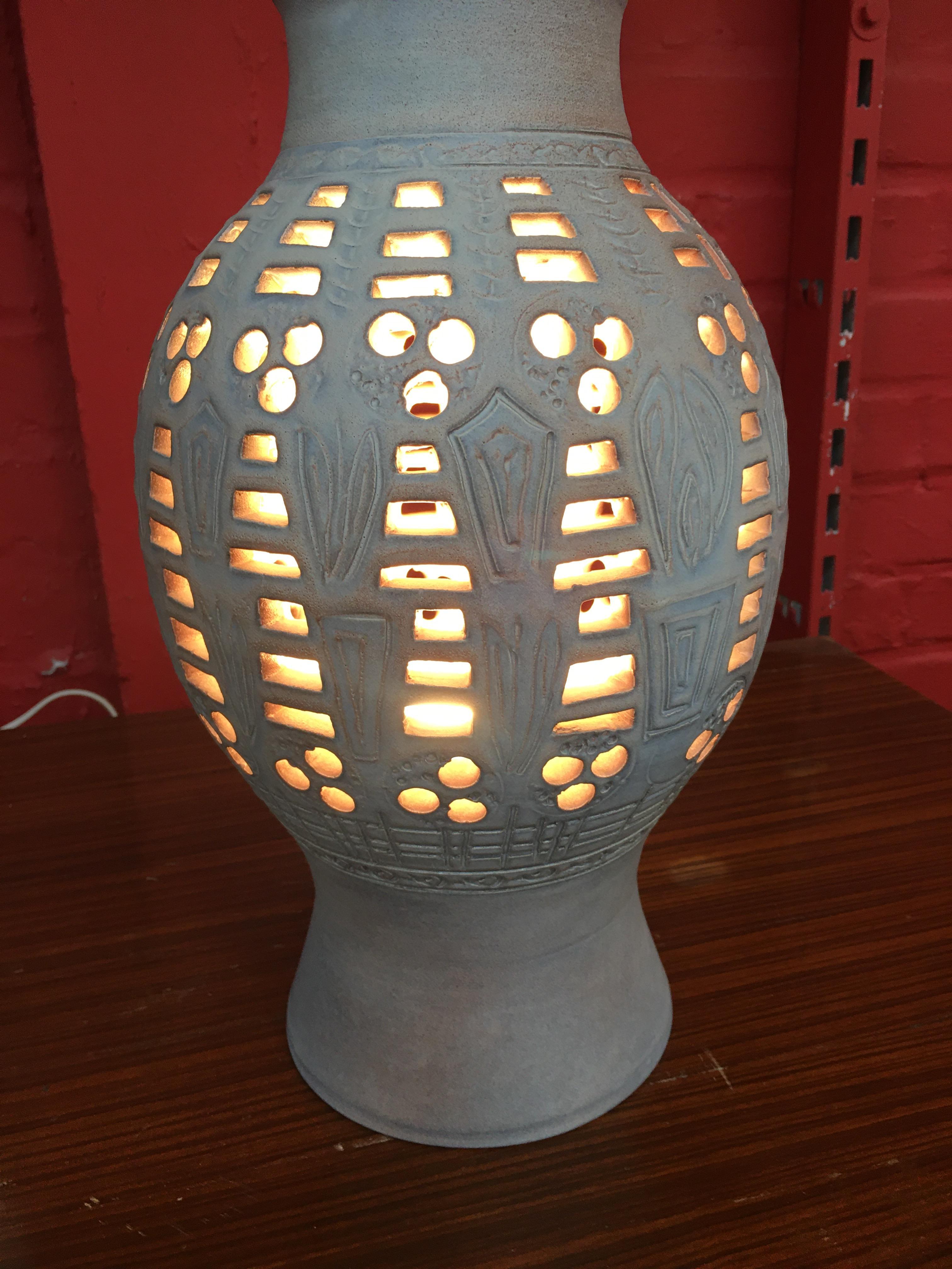 Abbaye de Wisques, 2 lampes en grès émaillé vers 1960 
Dimensions : 35x22 cm
20 x 13 cm.
