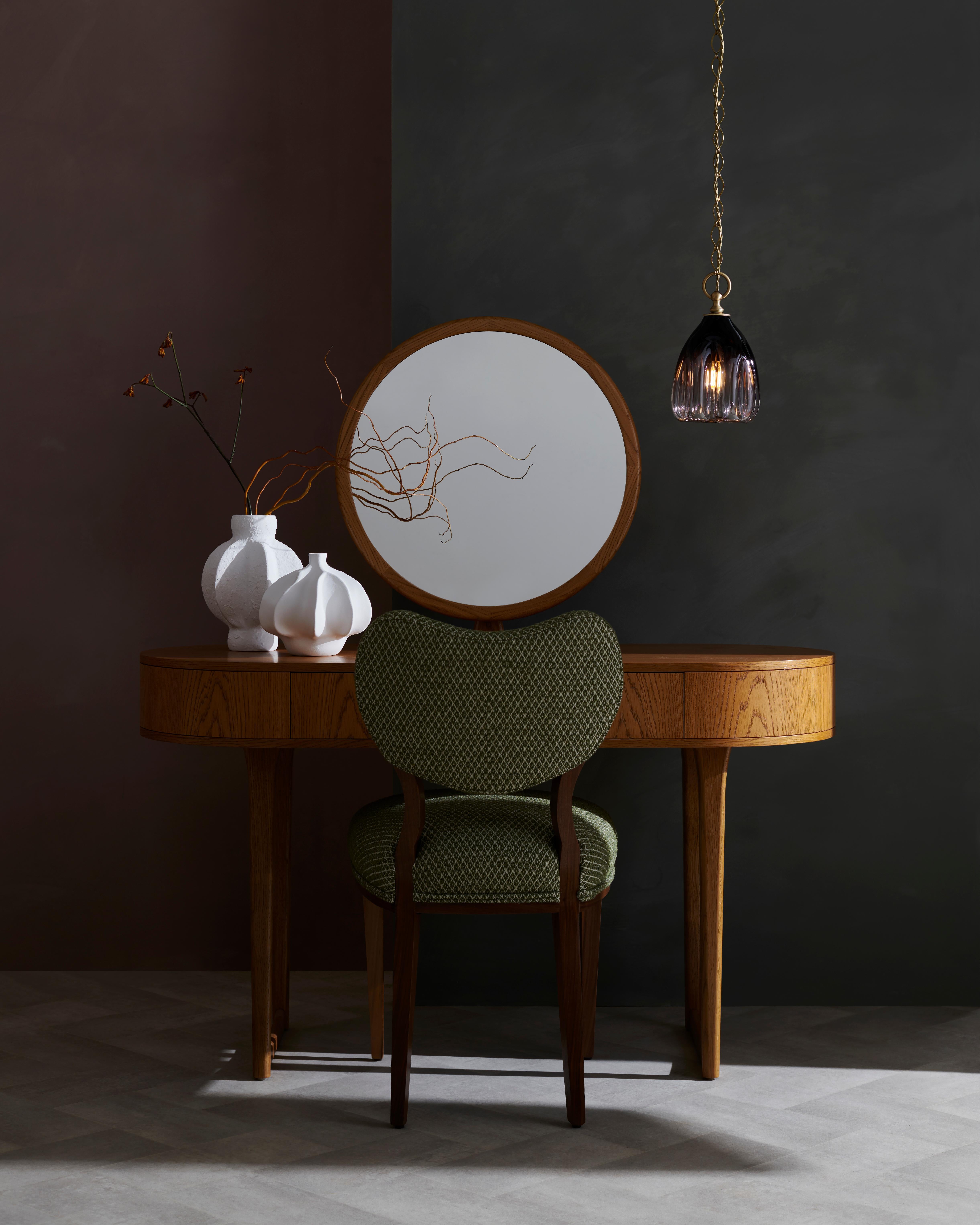 Nuestro Colgante Glicinia es una obra maestra de artesanía y elegancia. Con vidrio soplado a mano en delicados tonos morados, su forma orgánica pero escultural aporta una sensación de lujo refinado a cualquier espacio.

Perfecta para crear un cálido