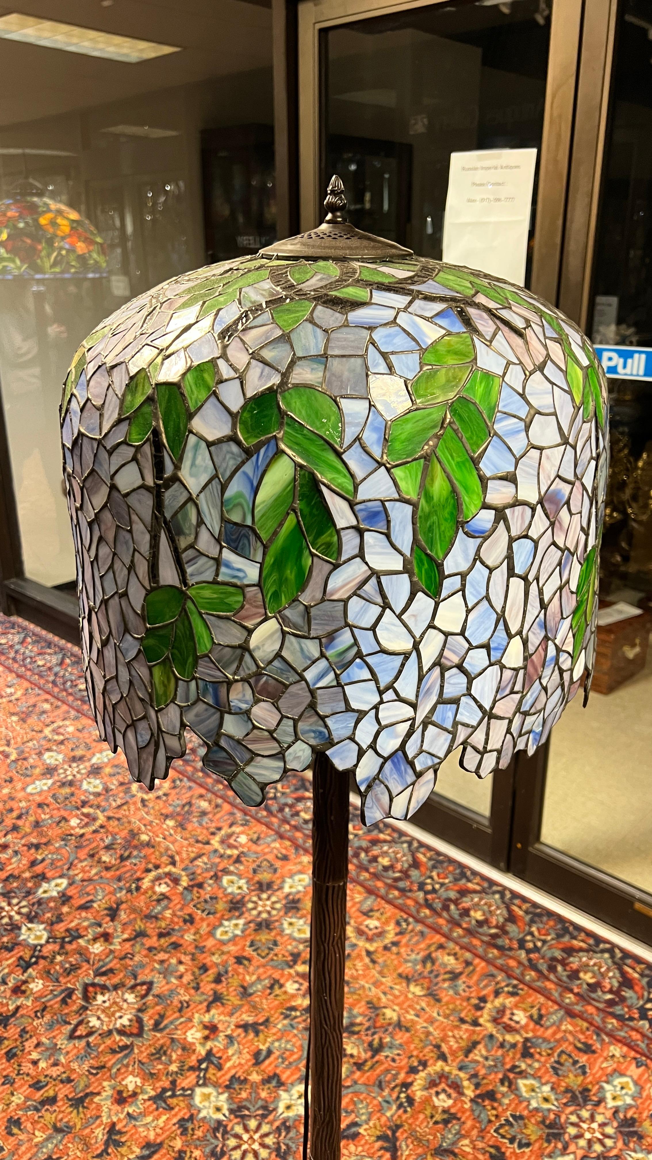 Arts and Crafts Lampada da terra in vetro colorato e bronzo Wisteria di Louis Comfort Tiffany in vendita