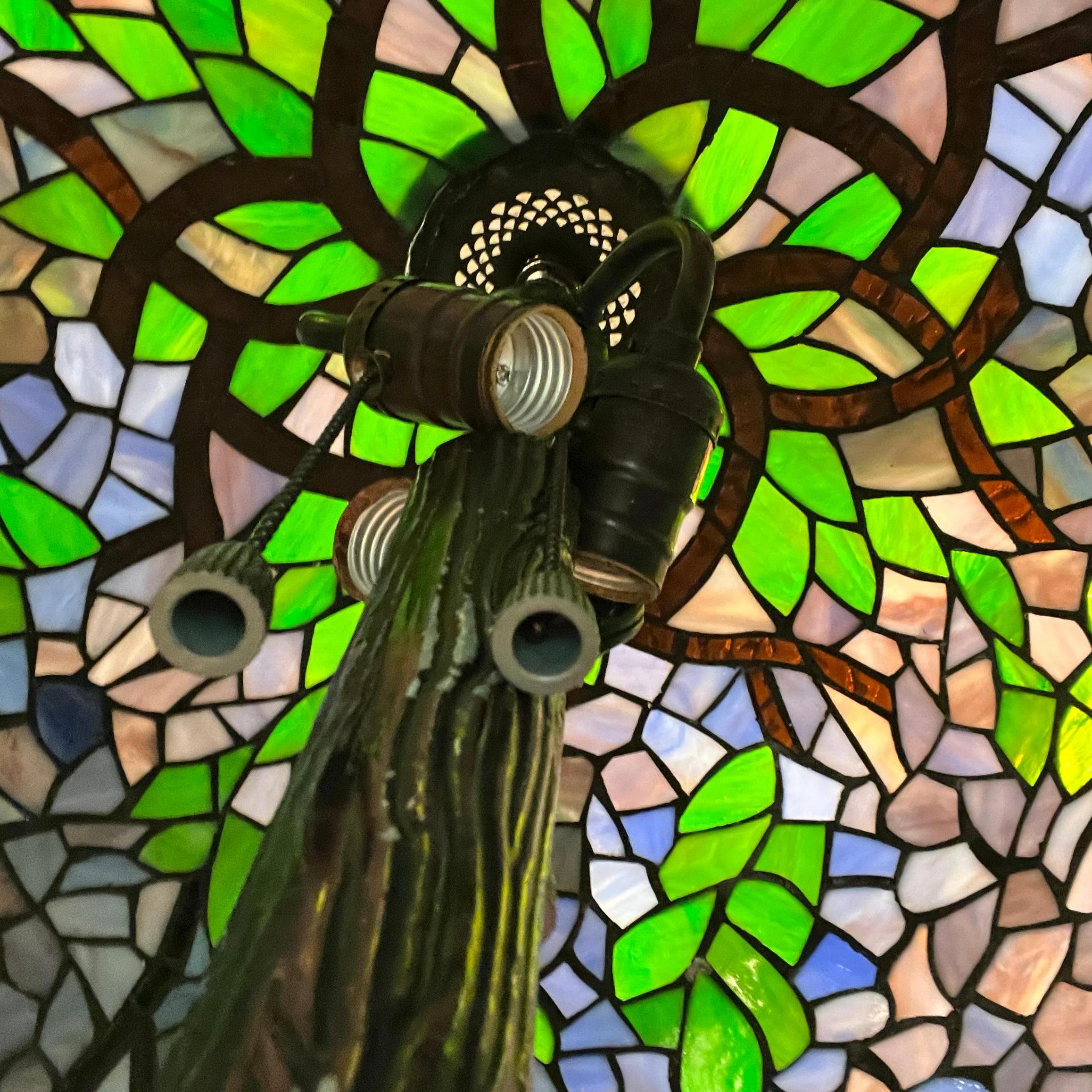 Lampada da terra in vetro colorato e bronzo Wisteria di Louis Comfort Tiffany In condizioni buone in vendita a New York, NY