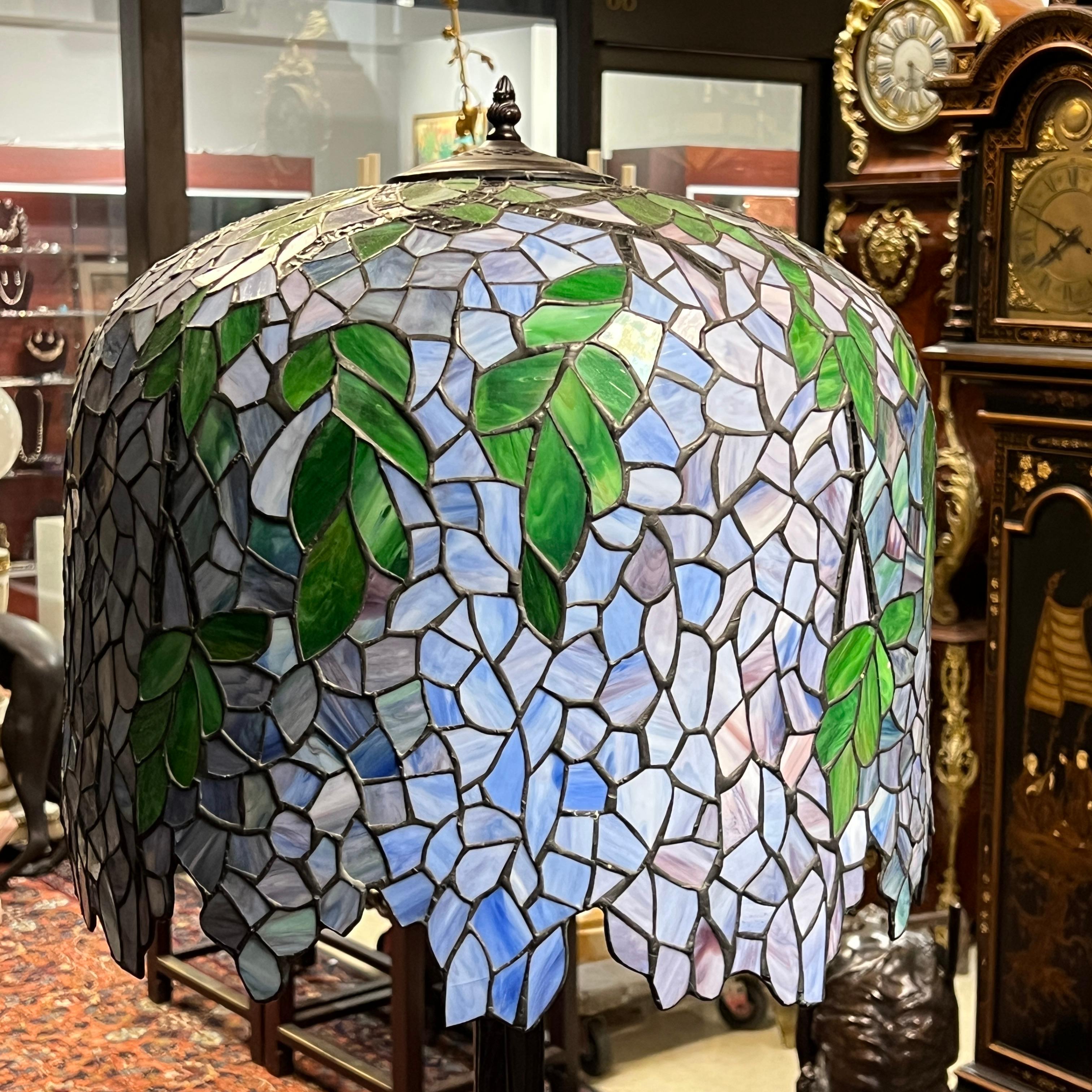 XX secolo Lampada da terra in vetro colorato e bronzo Wisteria di Louis Comfort Tiffany in vendita