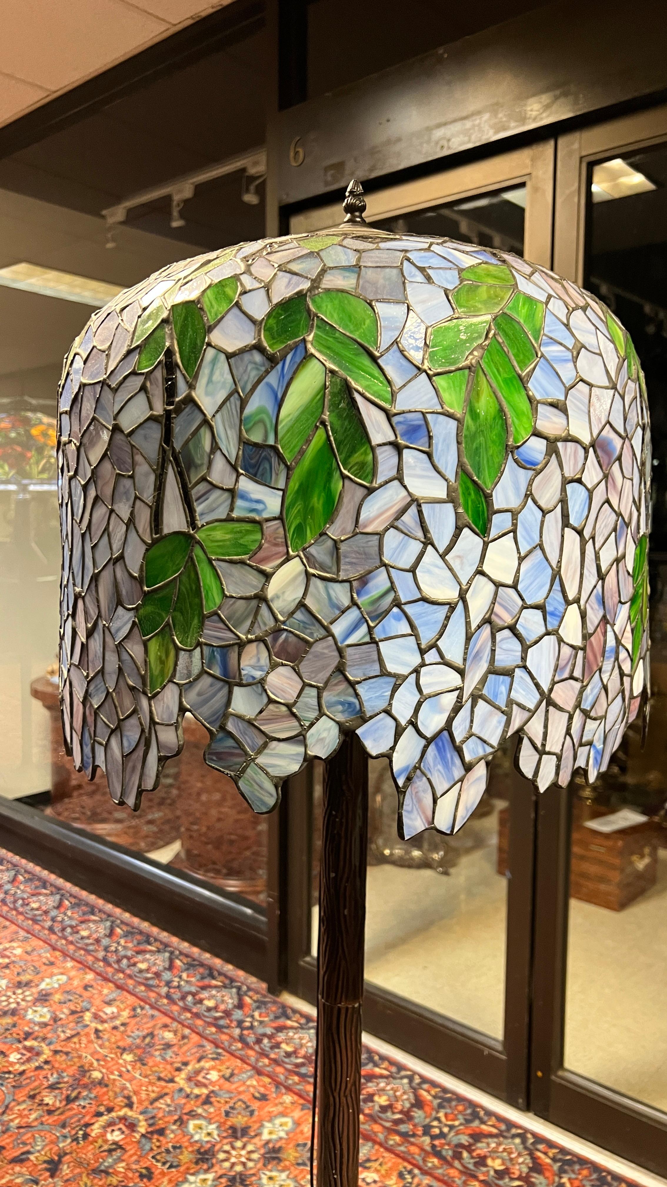 Lampada da terra in vetro colorato e bronzo Wisteria di Louis Comfort Tiffany in vendita 3