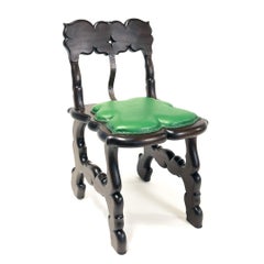 Witch's Chair - Chaise d'appoint gothique en bois foncé sculpté à la main avec assise en cuir