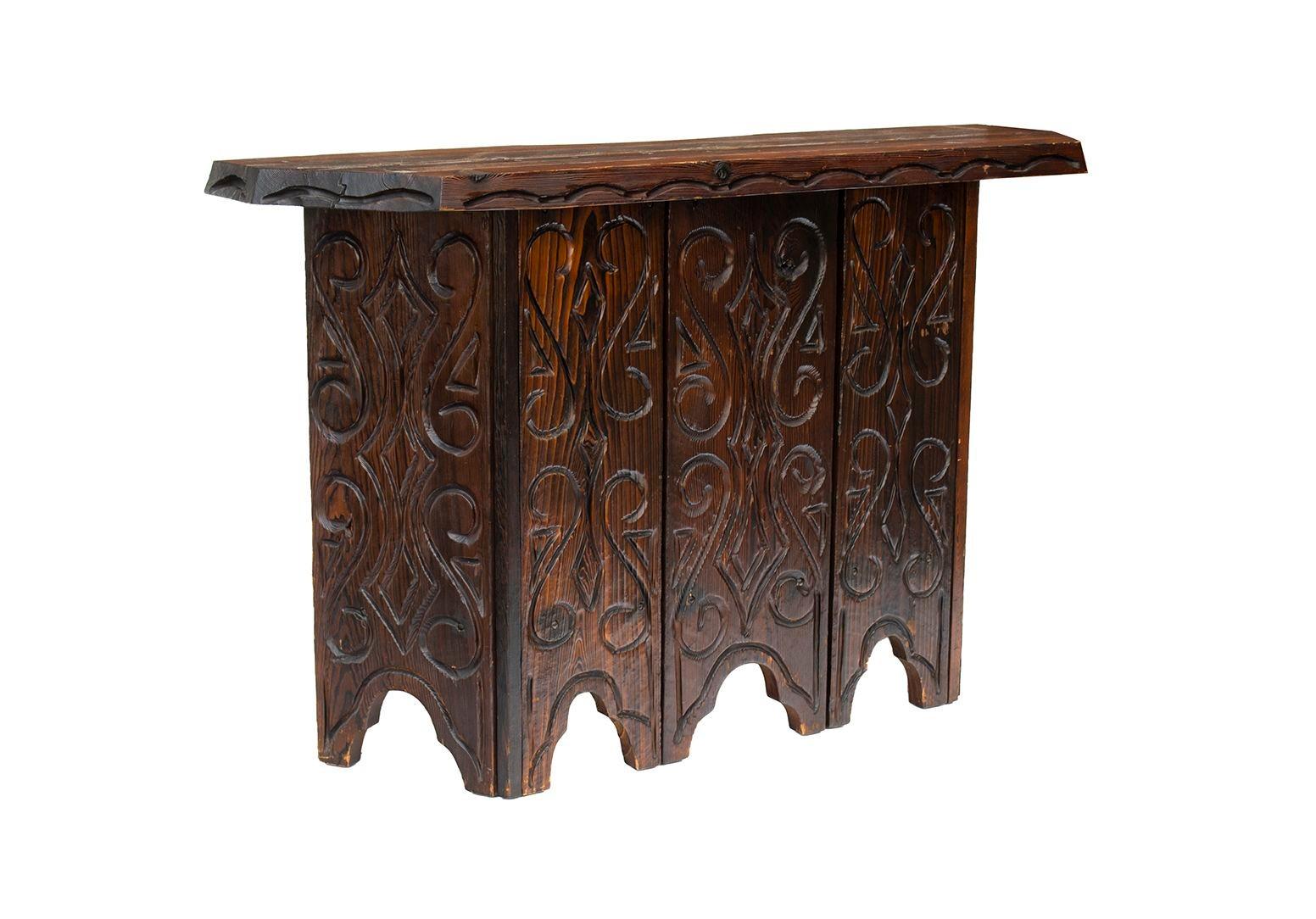 USA, 1960s
Hacienda bar in by William Westenhaver for Witco. The carved wooden bar has two shelves for storage to the back. It has great Spanish flavor in carved solid wood. Great detail to this piece. Spanish, tiki style, plenty of character.
