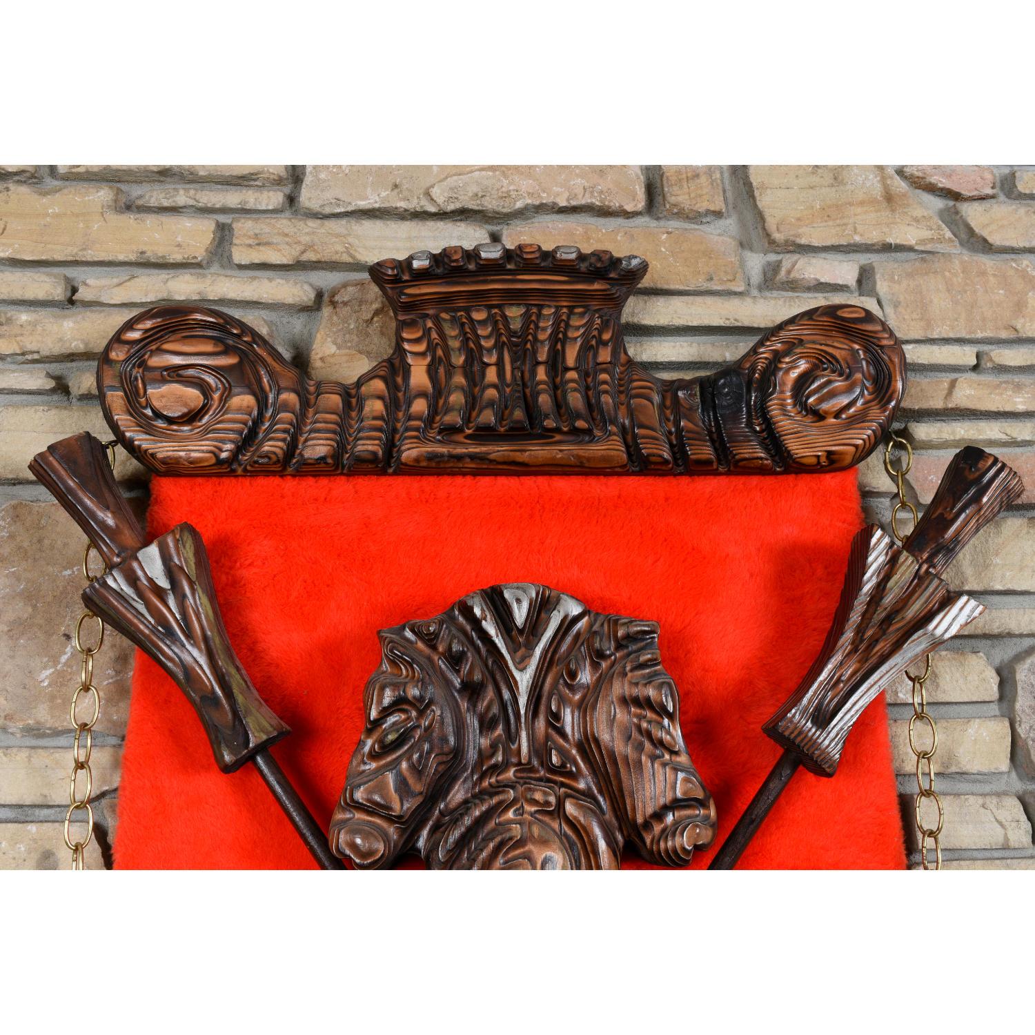 Witco Escudo de Piel de Cedro Rojo Tallado en Madera Caballero y Lanzas en Excelente estado para la venta en Chattanooga, TN