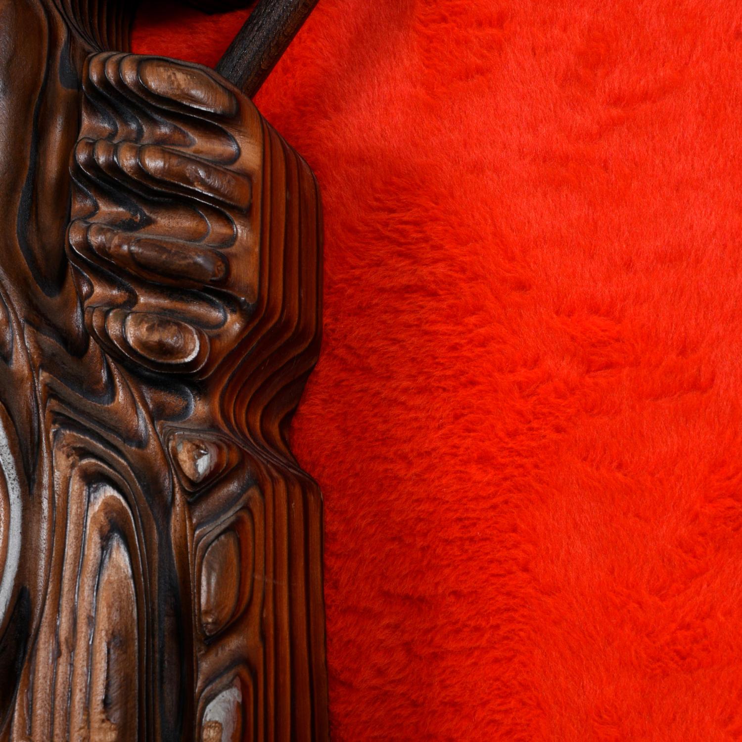 Witco Escudo de Piel de Cedro Rojo Tallado en Madera Caballero y Lanzas mediados del siglo XX en venta
