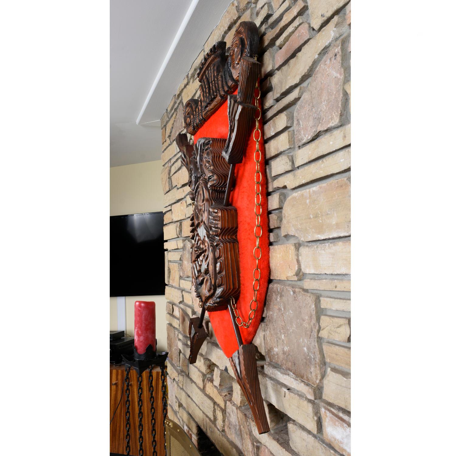 Witco Escudo de Piel de Cedro Rojo Tallado en Madera Caballero y Lanzas en venta 1
