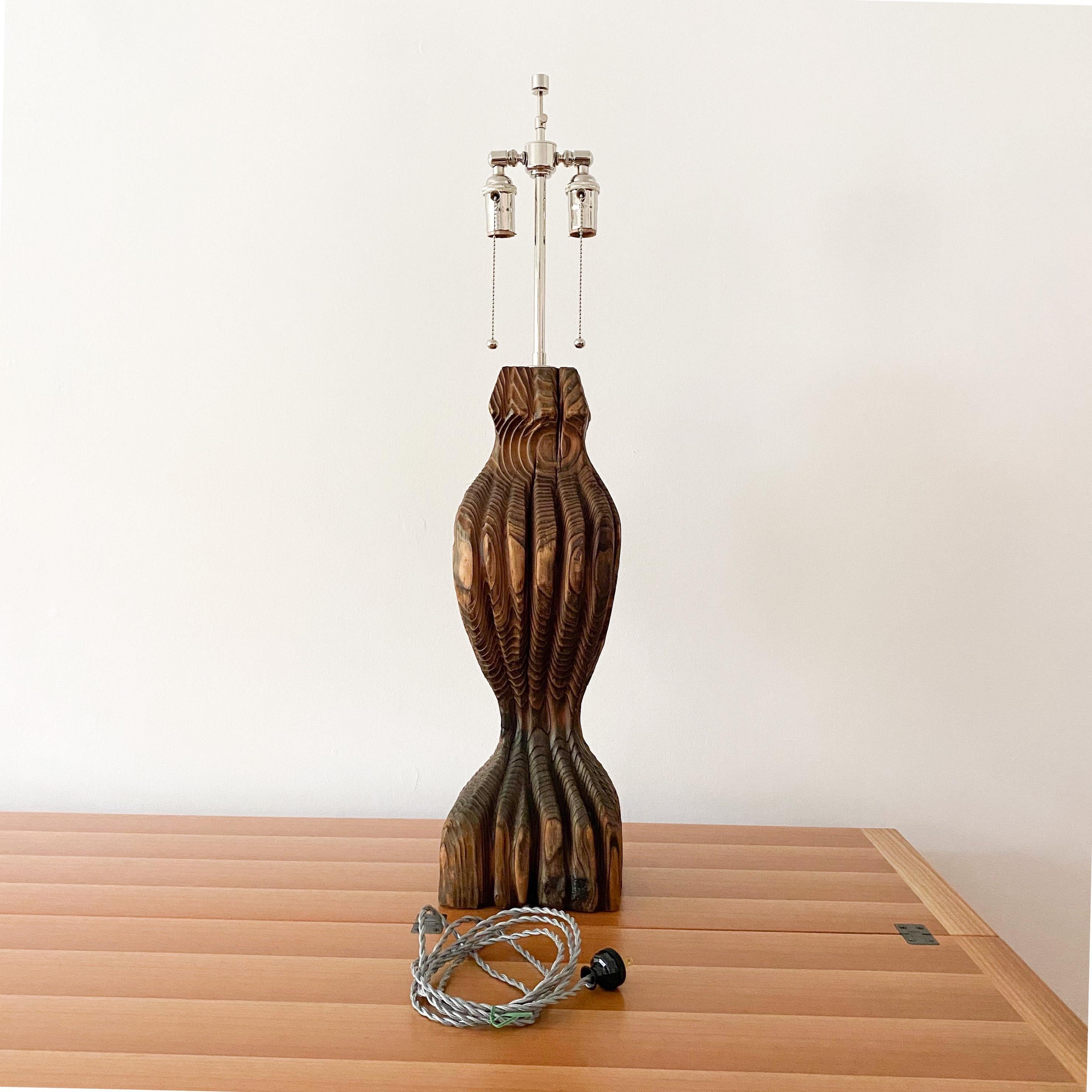 Américain Lampe TIKI WITCO en bois sculpté en vente