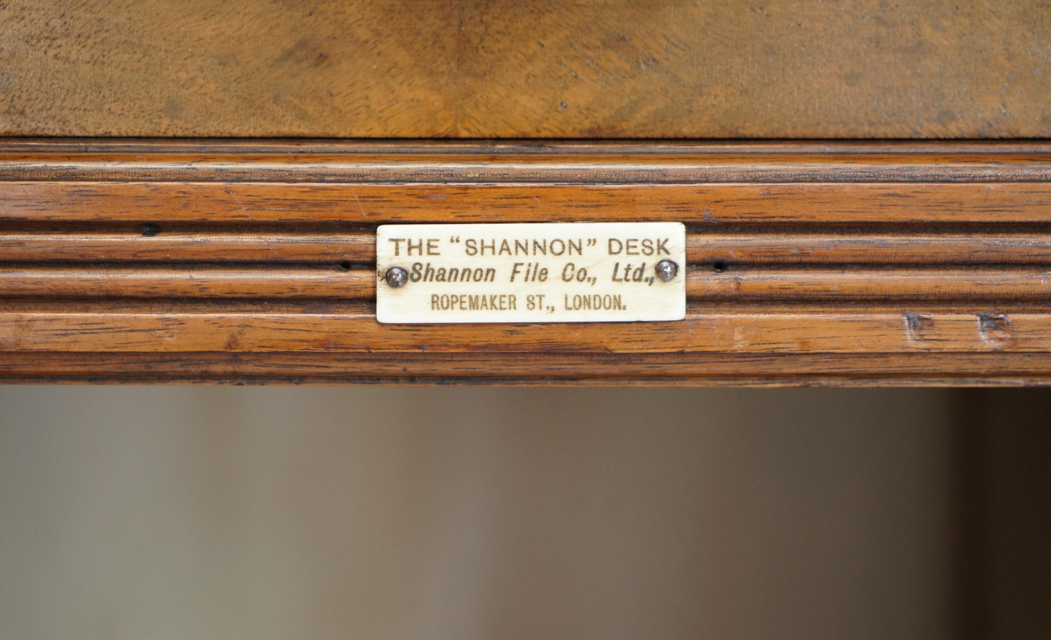 Noyer Avec certificat Antique Shannon File Co Victorian Walnut Tambour Desk doit voir en vente