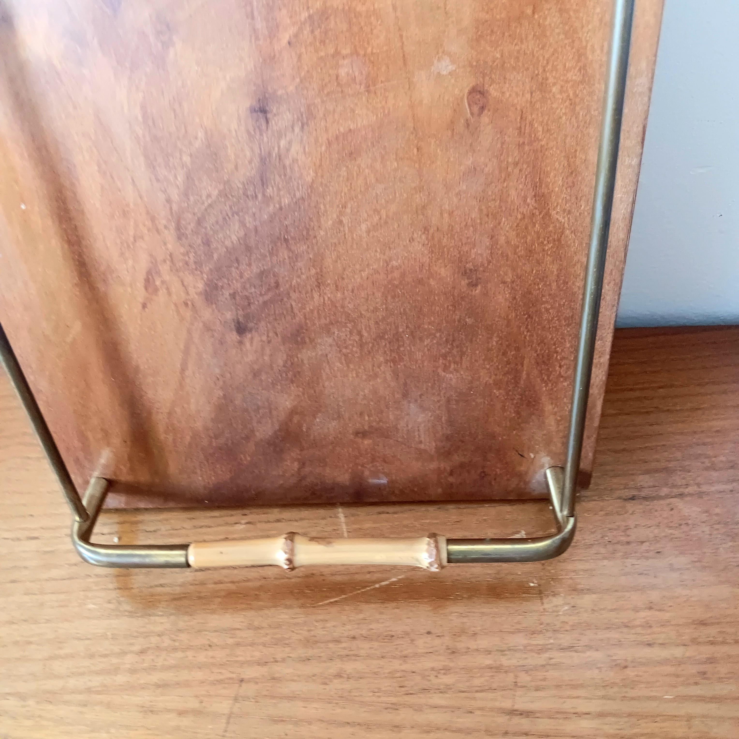 Letzte Tage!!!!
Ich akzeptiere angemessene Angebote für meinen gesamten Katalog (nur kleine und mittelgroße Artikel)


Schönes Holztablett aus der ersten Hälfte des 20. Jahrhunderts mit Messing- und Holzgriffen, die Bambus imitieren