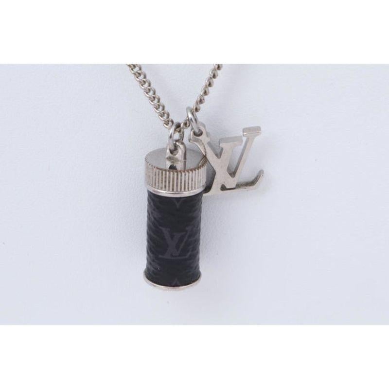 With its iconic black Monogram Eclipse canvas sheathed directly onto metal complete with silver-tone hardware, Louis Vuitton Collier necklace has a sophisticated masculine feel. Like an amulet, its cylindrical charm opens to provide its wearer with