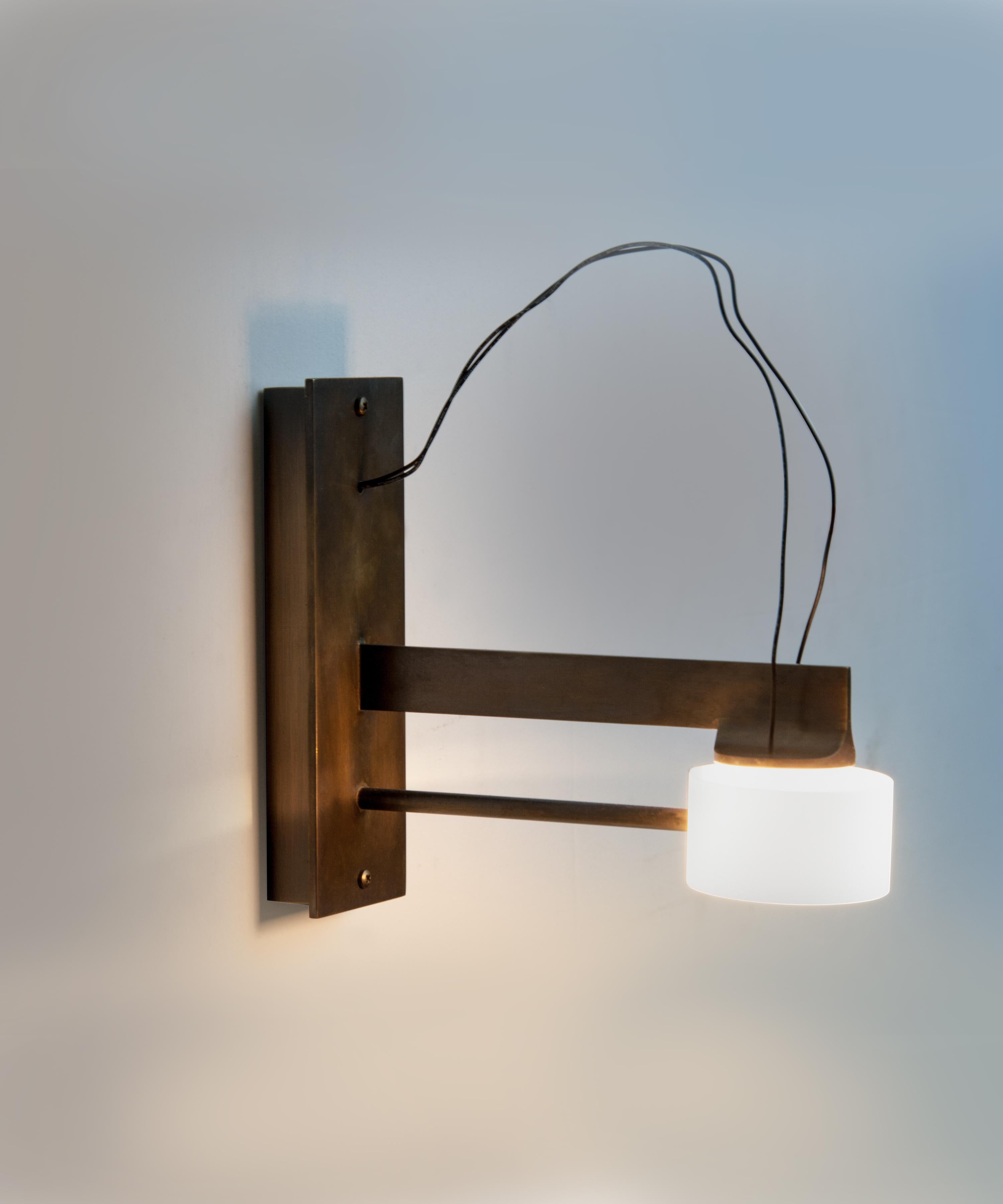 With wall lamp by Gentner Design
Dimensions: D 5 x W 17.7 x H 15 cm
Materials: brass

All our lamps can be wired according to each country. If sold to the USA it will be wired for the USA for instance.

Curious bright yet small, the LED wall