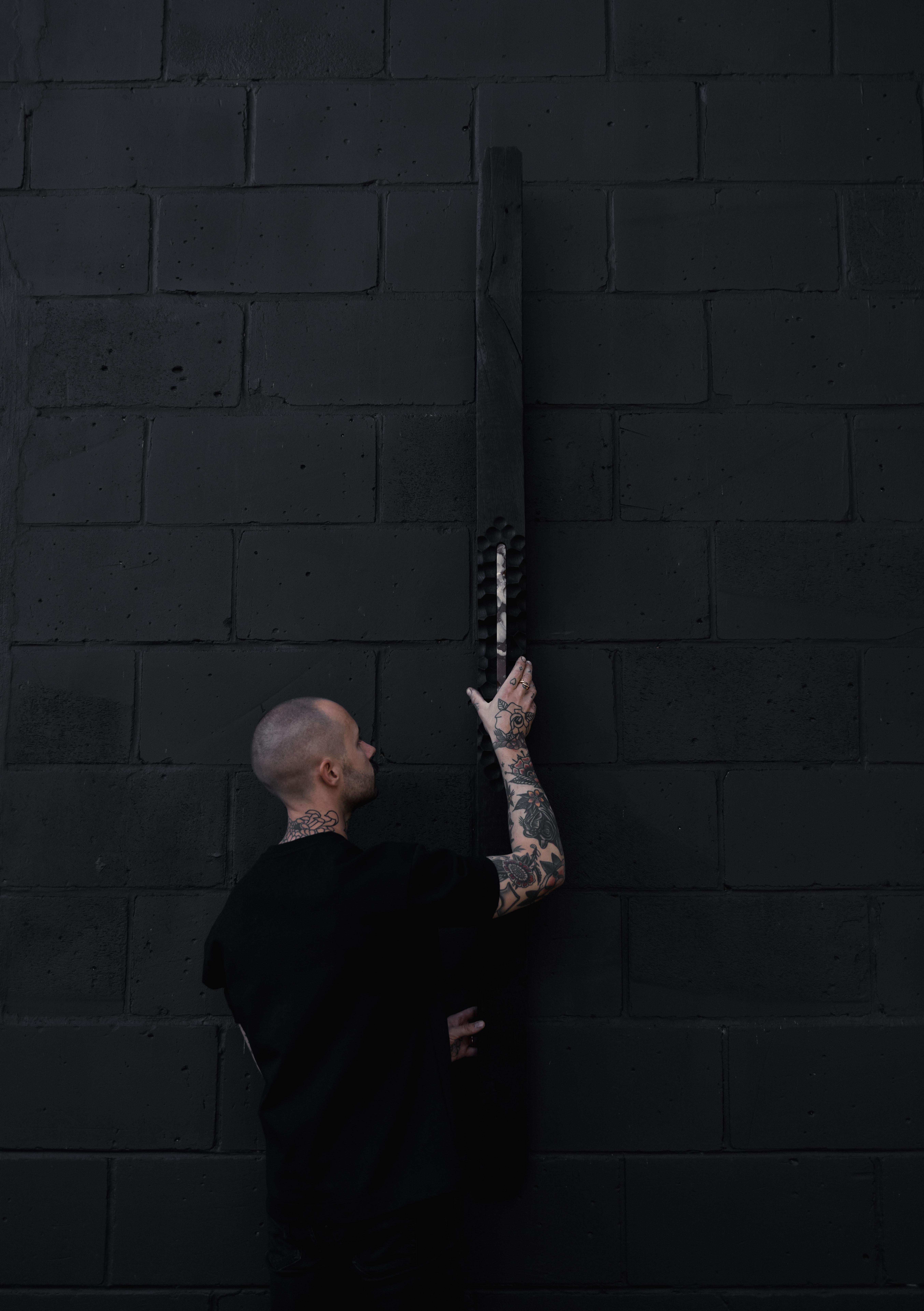 Witness 5 Einzigartige Holzkohle-Wandskulptur von Jeremy Descamps im Angebot 3