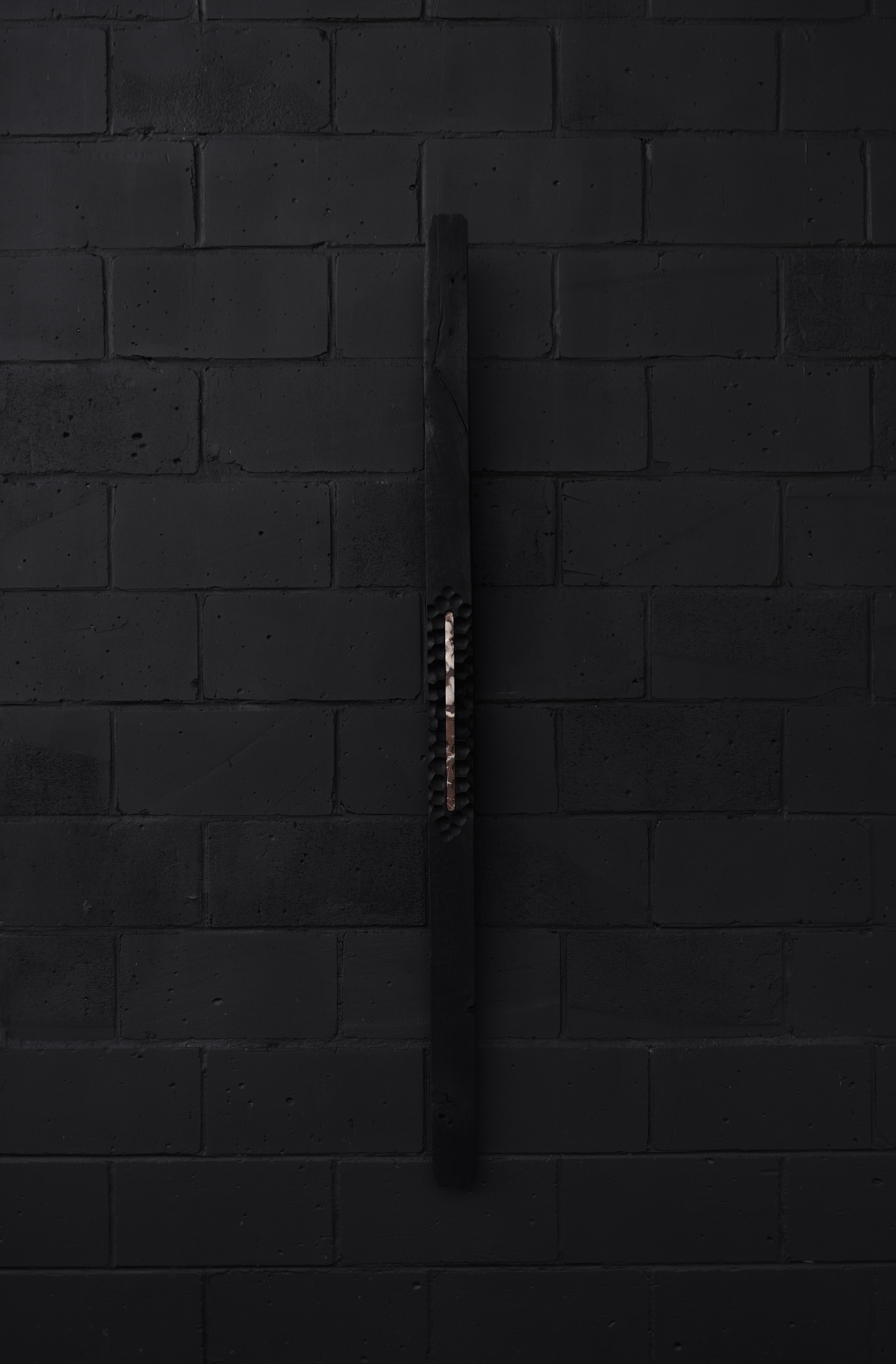 Erleben Sie 5 einzigartige Holzkohle-Wandskulpturen von Jeremy Descamps
Einzigartig
Abmessungen: B 12 x T 12 x H 220 cm
MATERIALIEN: Geflammte belgische Eiche, belgischer kirschroter Marmor.

Jeremy Descamps 
 Geboren in Namur, 7. Juli 1987
 Da er