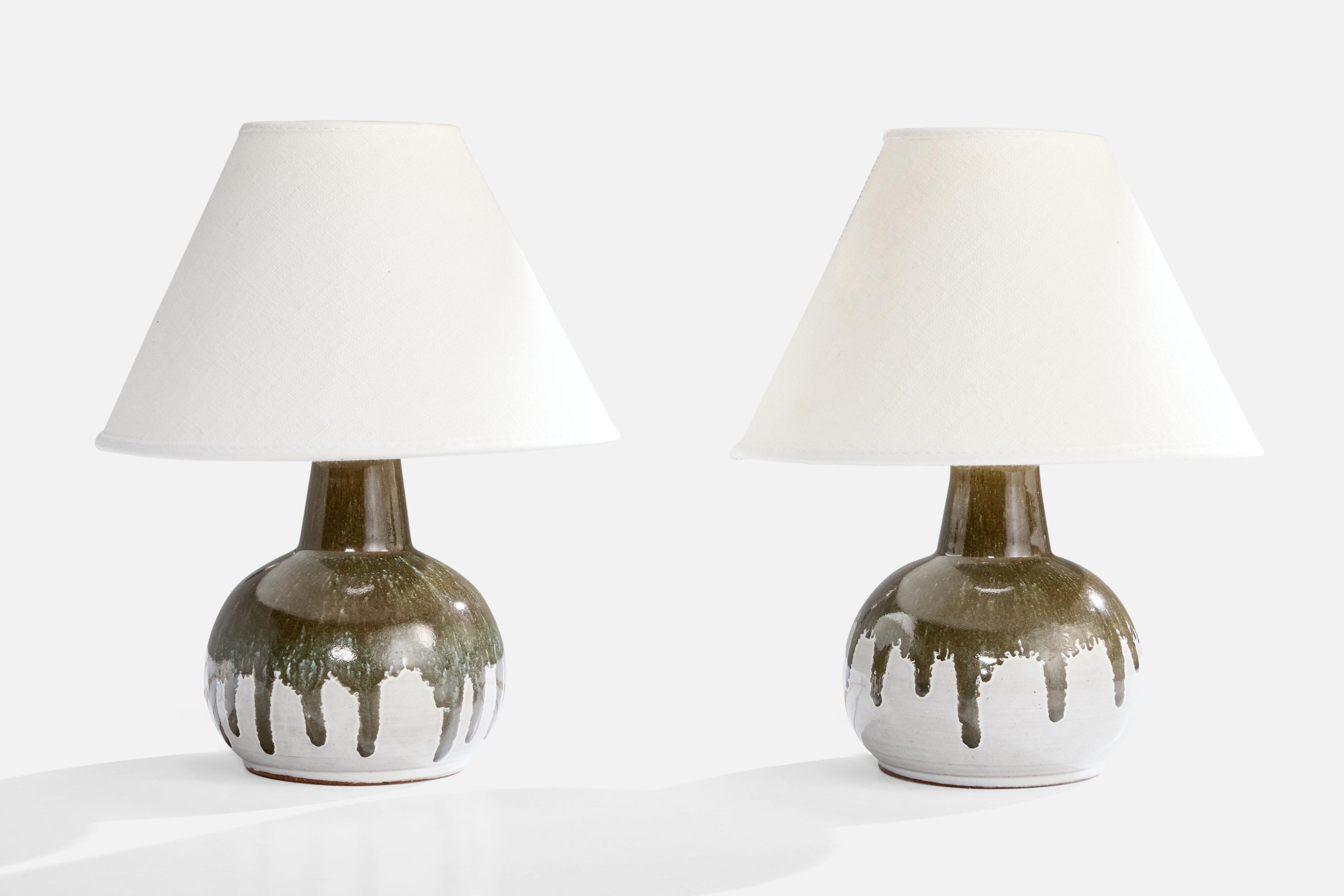 Paire de lampes de table en céramique émaillée verte et blanche produites par Witt Keramik, Suède, c. années 1980.

Dimensions de la lampe (pouces) : 7.15 