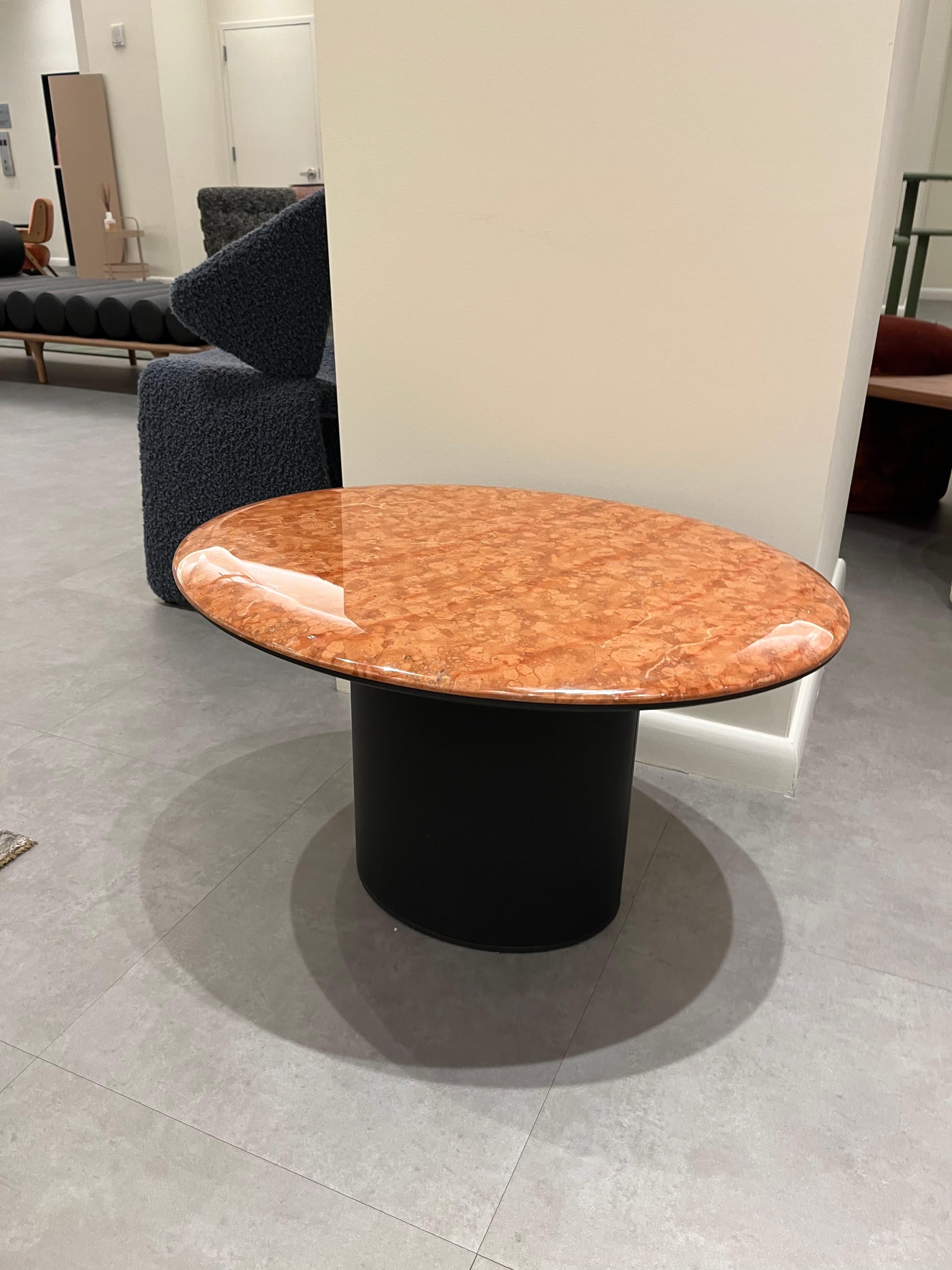 Antilles Rosso 76 x 60 h = 45 cm
Marble Rosso Asiago
Base: leather covered Color black
Glides: felted glides

At the time of the Wiener Werkstätte around the 1900s, Josef Hoffmann designed extravagant brooches made in traditional craftsmanship.