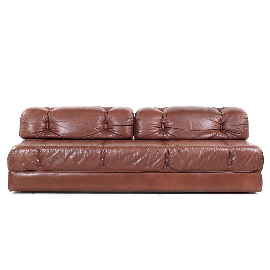 Sofá modular de 2 plazas Wittmann Atrium Mid Century Austria

Este sofá mide 80 de ancho x 36 de fondo x 26 pulgadas de alto, con una altura del asiento de 15 pulgadas

Todos los muebles pueden adquirirse en lo que denominamos estado vintage