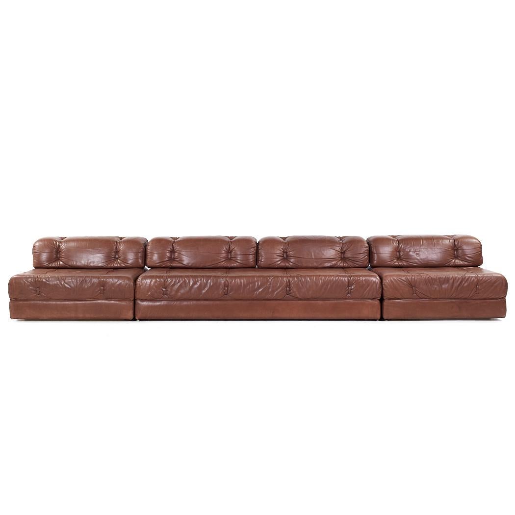 Sofá modular de 4 plazas Wittmann Atrium Mid Century Austria

Este sofá mide 160 de ancho x 36 de fondo x 26 pulgadas de alto, con una altura del asiento de 15 pulgadas

Todos los muebles pueden adquirirse en lo que denominamos estado vintage