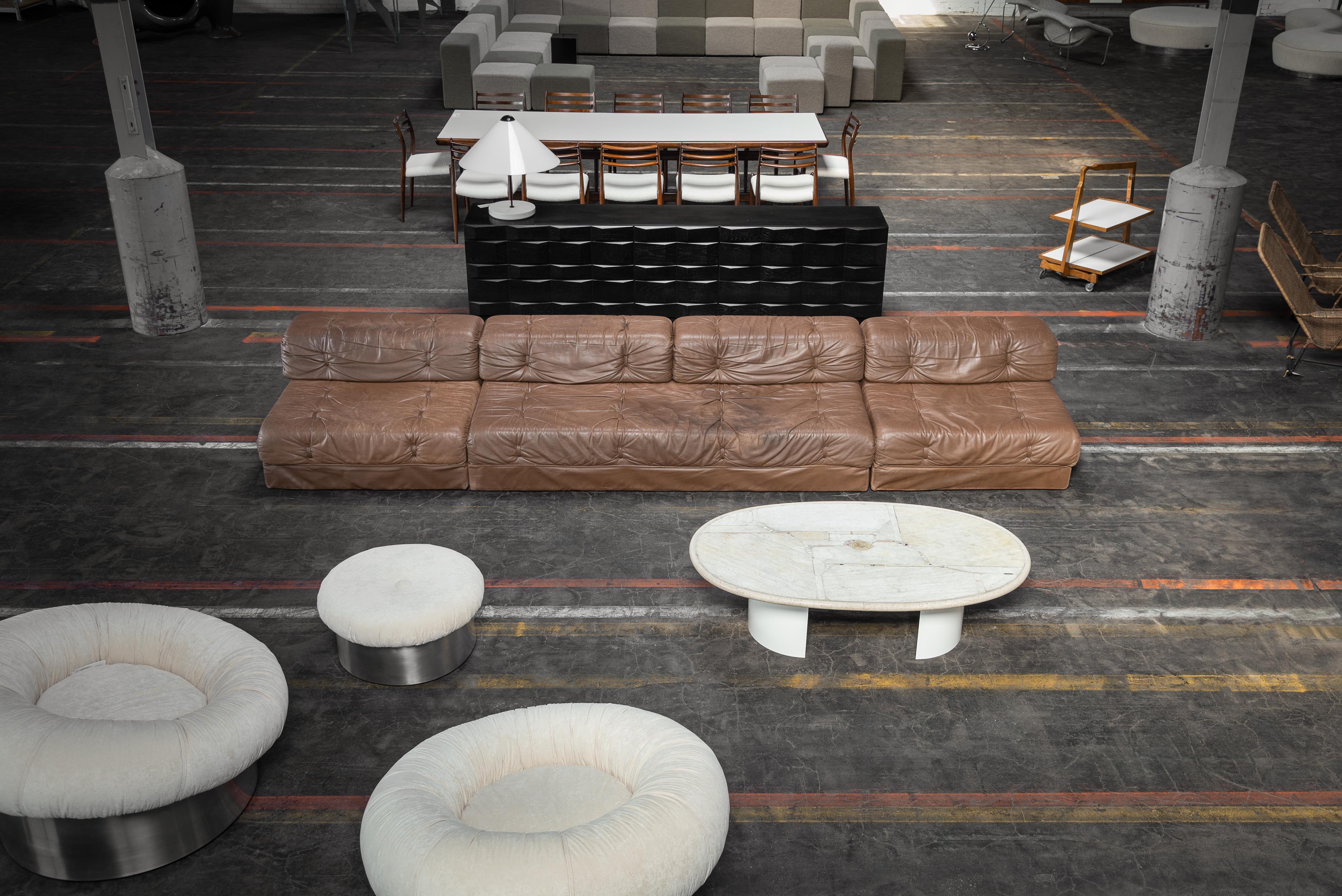 Superbe canapé modulaire en cuir Wittmann Atrium fabriqué en Autriche en 1970. Ce canapé est fabriqué en cuir brun foncé et se compose d'une pièce à deux places et de deux pièces à une place, formant ainsi un système modulaire flexible. Il présente
