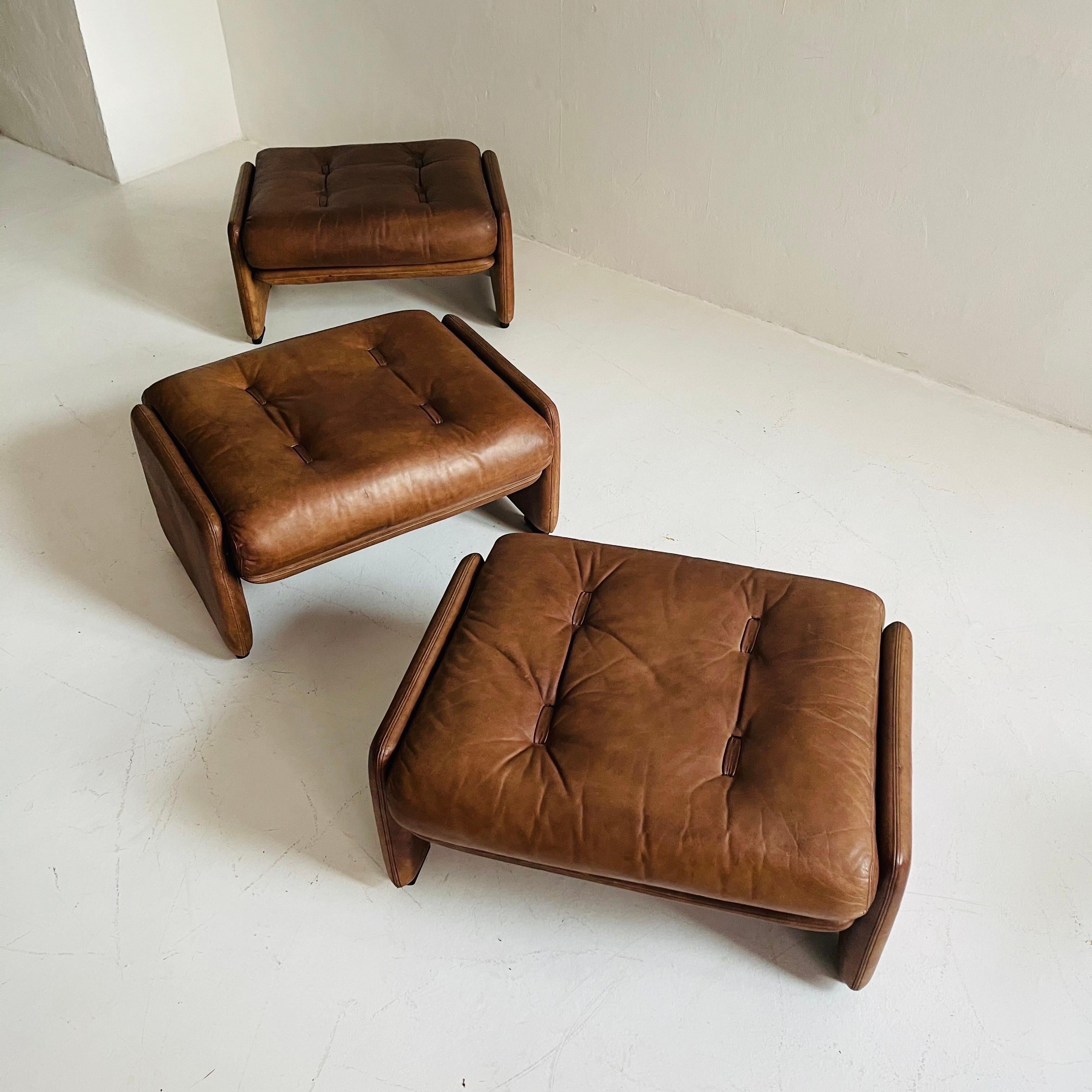 Wittmann Atrium Patinated Leather Ottomans Set of Three, Austria, 1970s In Good Condition For Sale In Vienna, AT