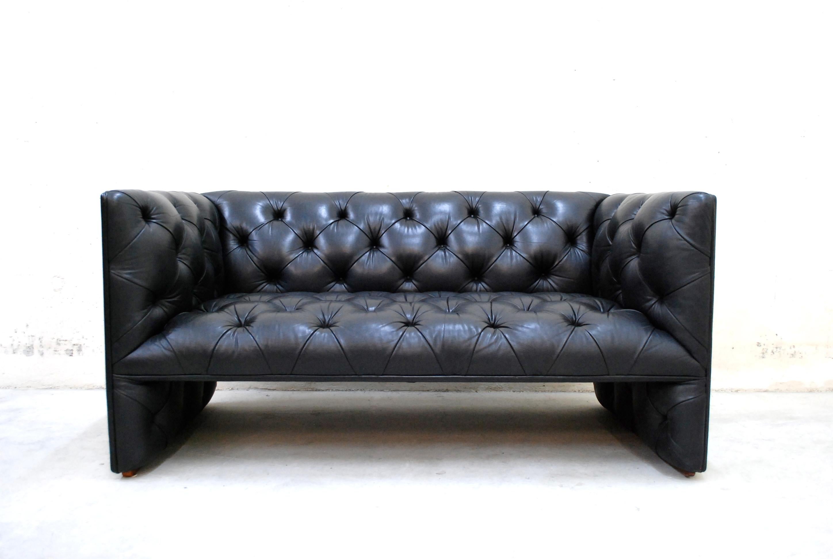 This leather sofa and loveseat was designed by Edward B. Tuttle for Wittmann, 1981.
It´s the early 1st version from 1990.
The first version hast underneath the seat also the tufted leather.
It is a contemporary interpretation of the classic