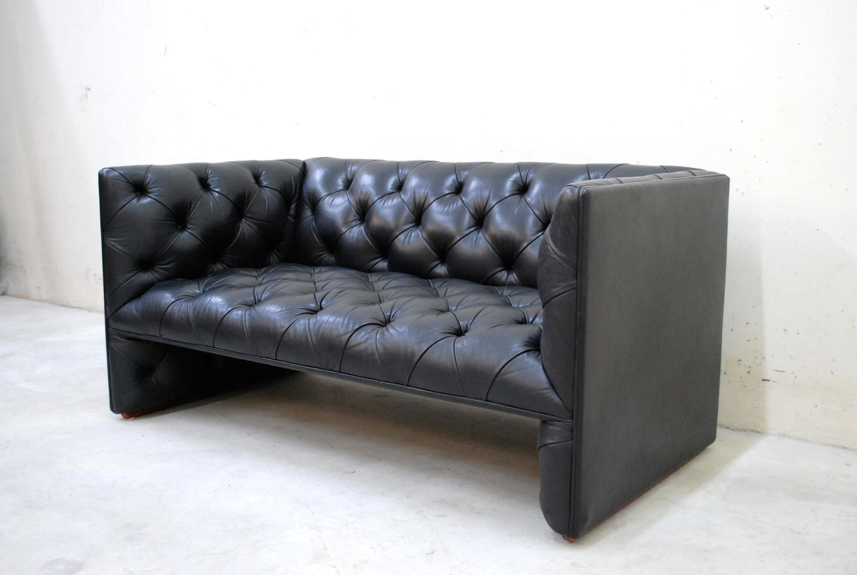 Wittmann Schwarzes Leder-Sofa Modell Edwards Design von Eward B. Tuttle (Moderne) im Angebot