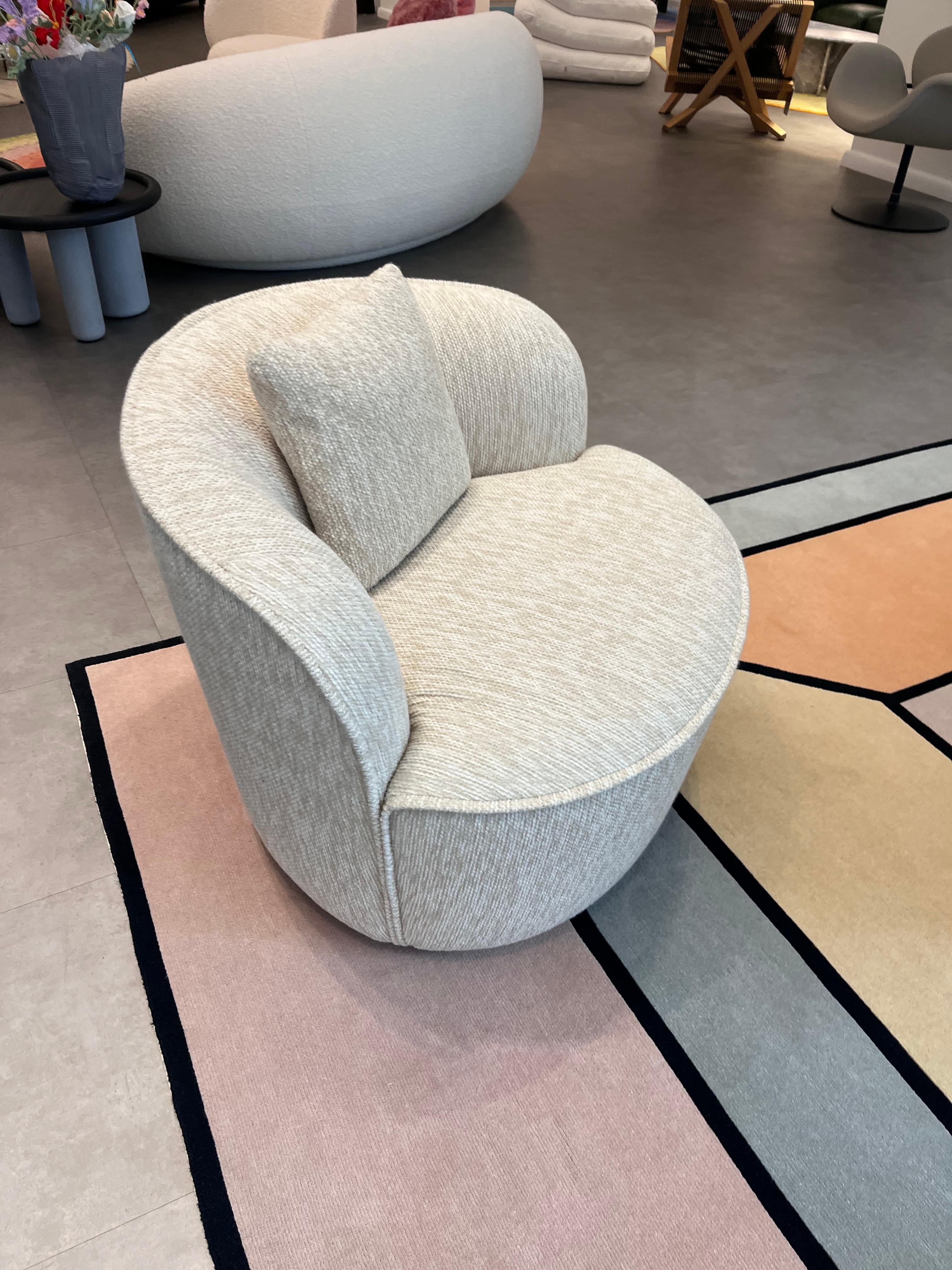 Spellbound, Spellbound desert sand 070 C,
same material like cover, revolving base,
Standard TB117
2013 compliant

There is scarcely a more relaxing way of sitting than embracing the low-tempo, laid back motion of a swivel chair. BUN not only
