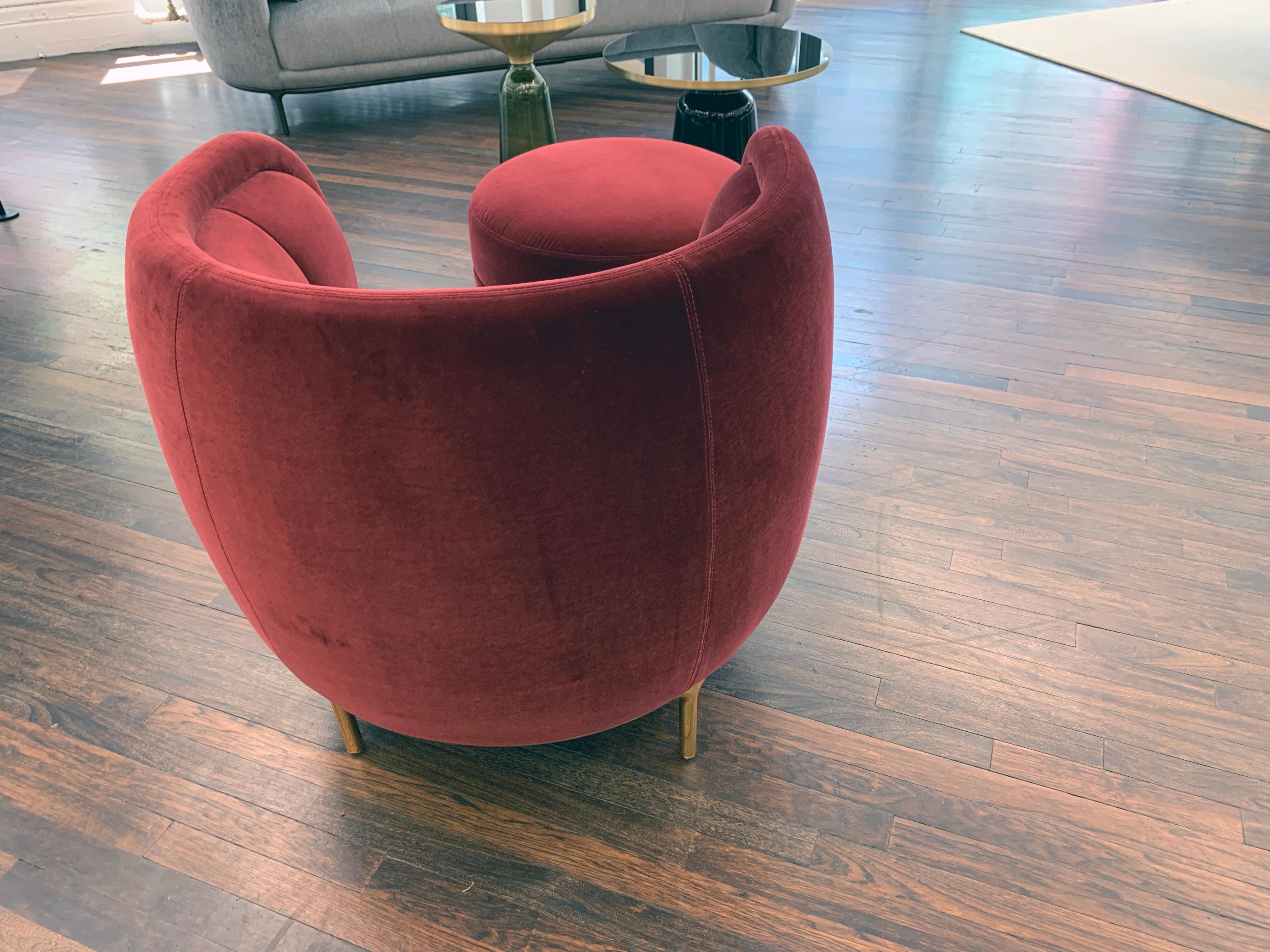 It radiates through its unusual proportions, a special charm as a solitary character. The large lounge chair (Measures: width 80, depth 82, height 75cm) with its articulating seam patterns are reminiscent of Viennese.
Wittmann Vuelta 80, 24-karat