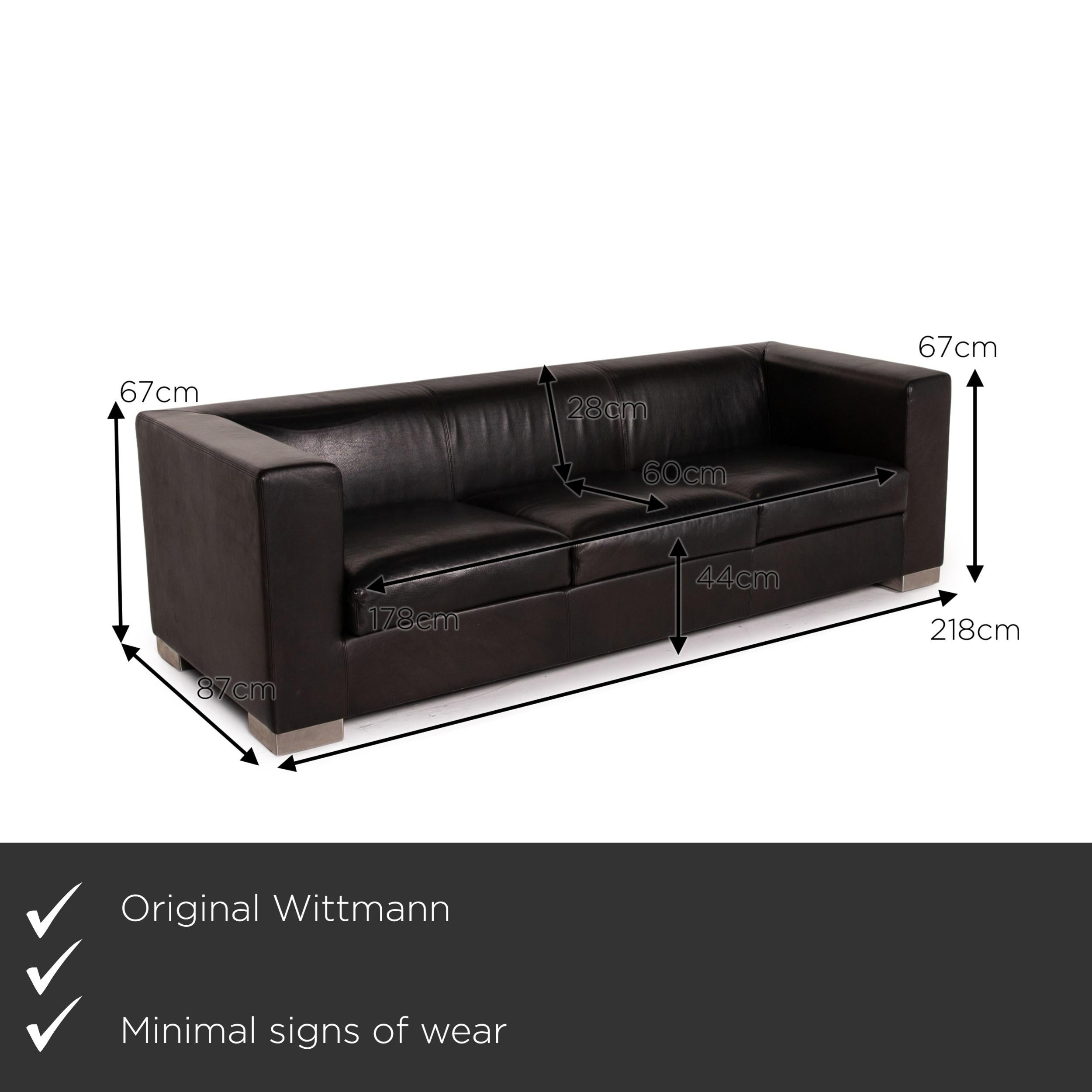 We present to you a Wittmann Camin leather sofa black three-seater couch.


 Product measurements in centimeters:
 

Depth: 87
Width: 218
Height: 67
Seat height: 44
Rest height: 67
Seat depth: 60
Seat width: 178
Back height: 28.
 