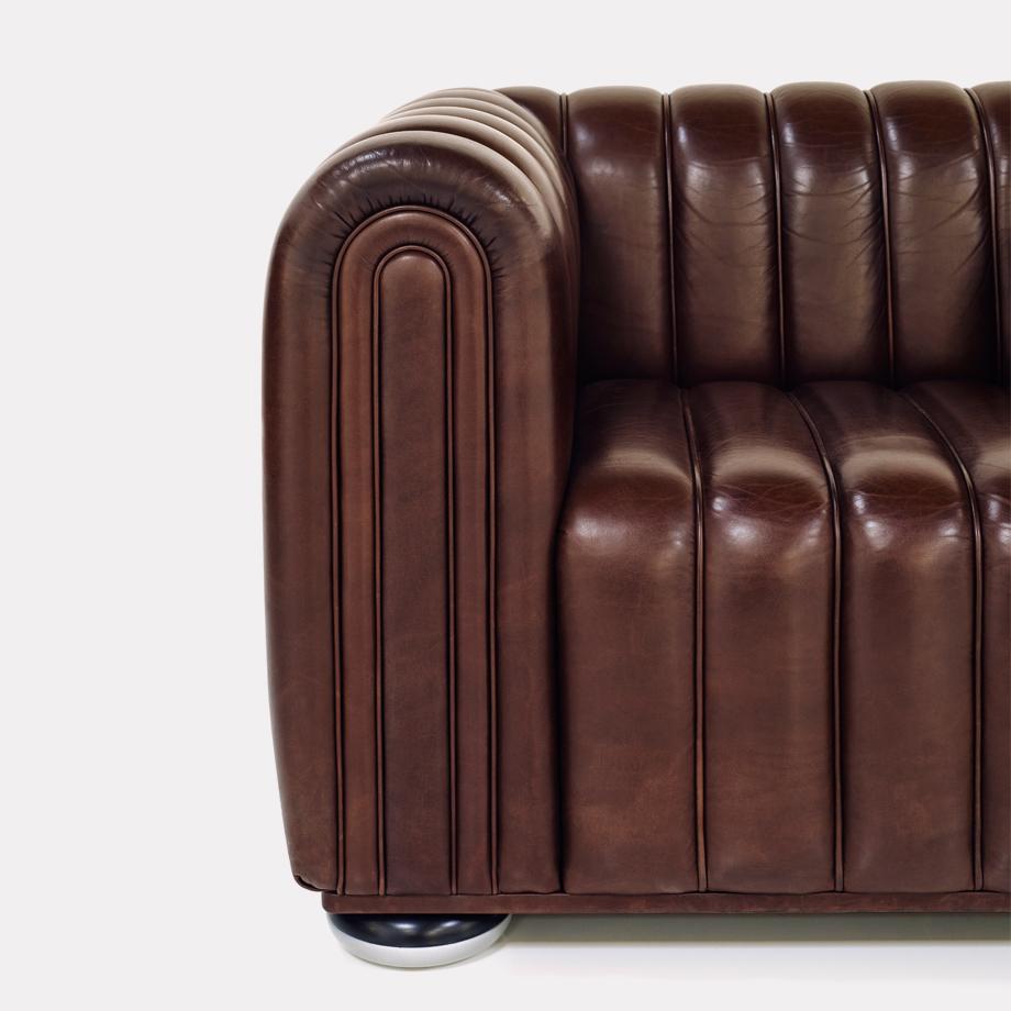Dieser Entwurf aus dem Jahr 1910 zeugt von der Vielfalt des Schaffens von Josef Hoffmann. Wittmann hat ein passendes Sofa entworfen.