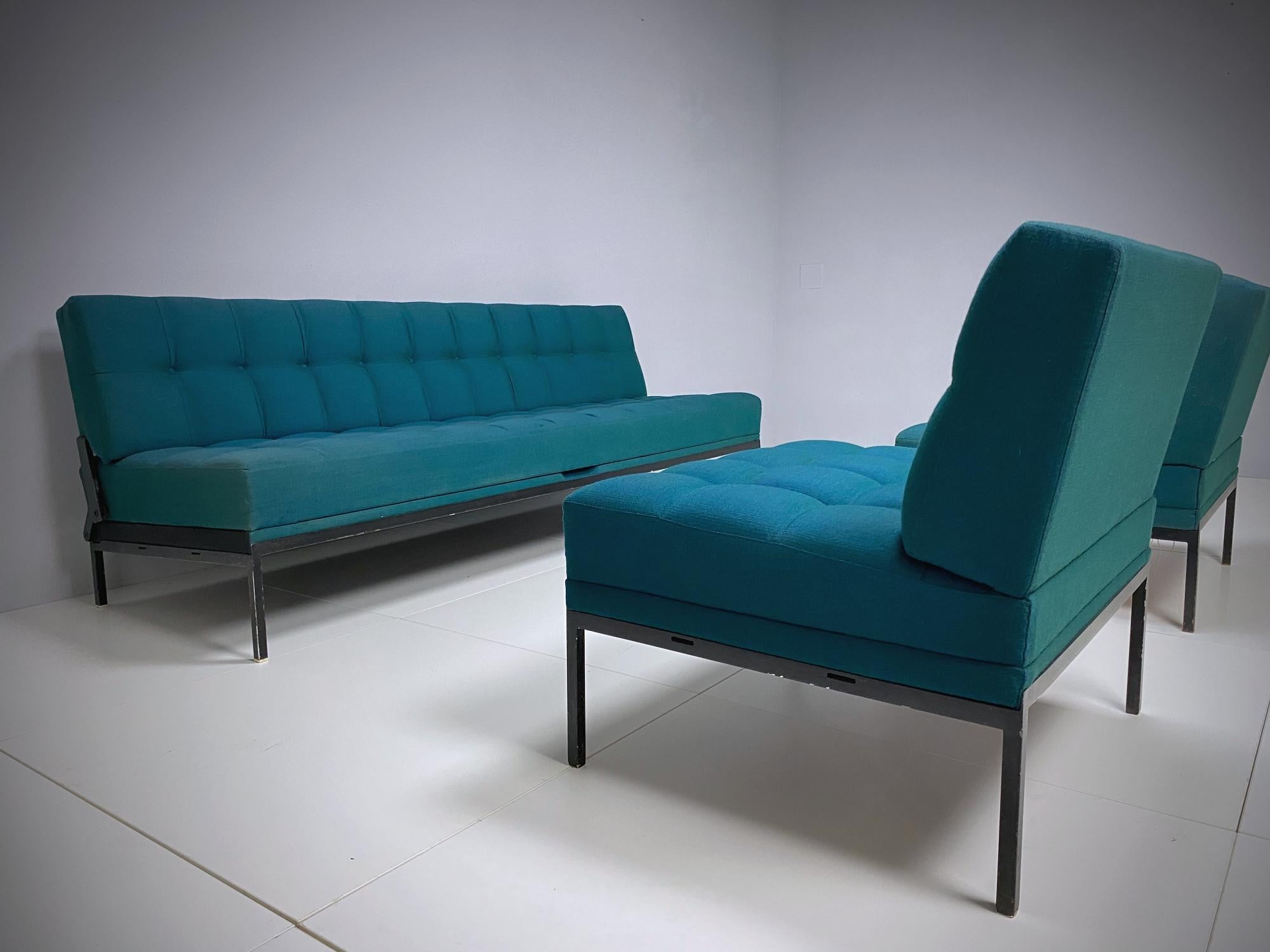 Wittmann 'Constanze' canapé/lit de repos touffeté et deux chaises conçus par le professeur Johannes Spalt. L'ensemble est composé d'un cadre en bois recouvert d'un tissu en laine fine de haute qualité et reposant sur des pieds en acier. Le canapé
