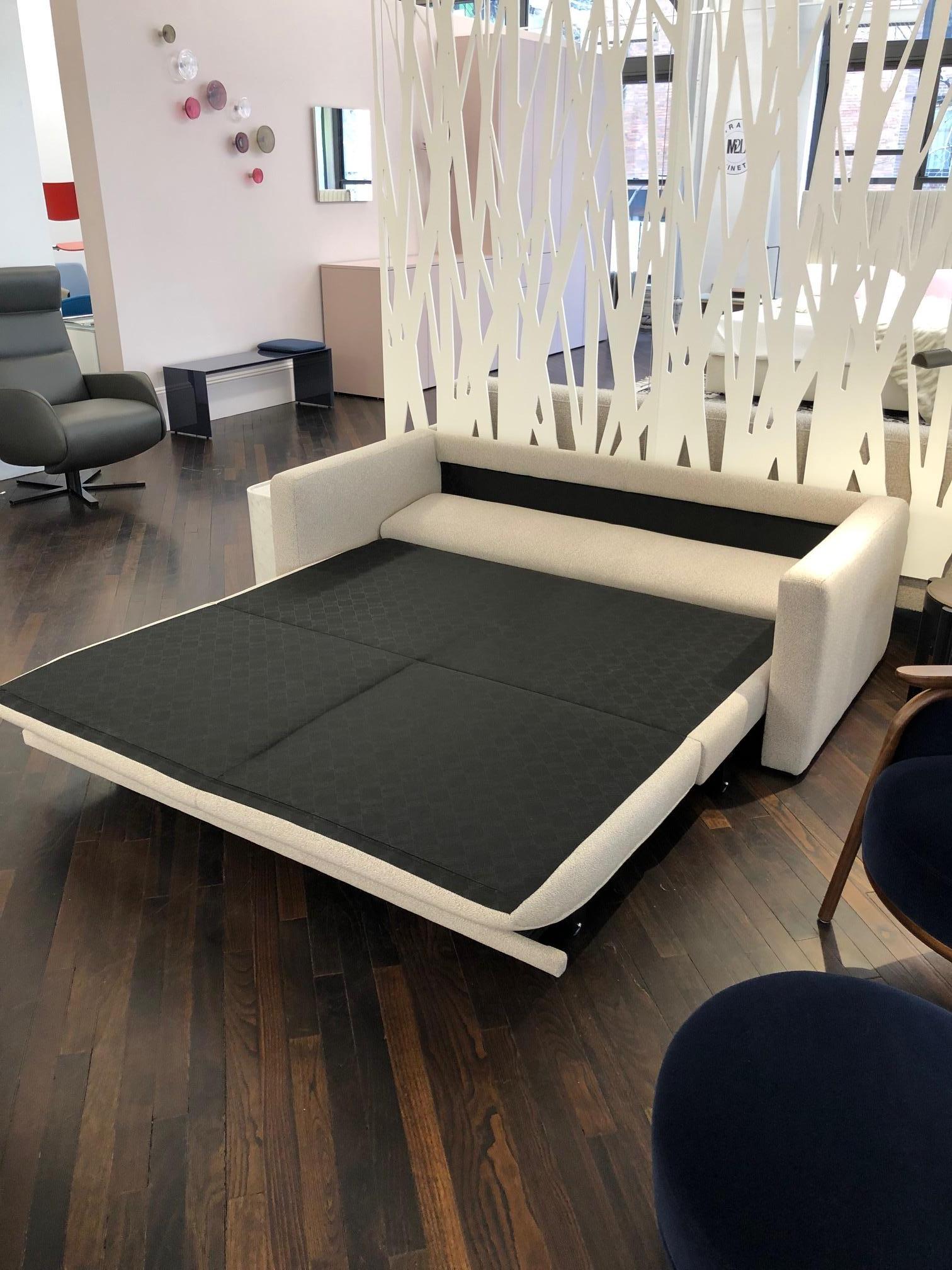 A true sofa, this model uses the well-tried pull-out mechanism, developed and patented by Wittmann for the original Denise. With Denise 6000, Wittmann set out to develop a compact, tastefully understated sofa bed tailored to the constraints of