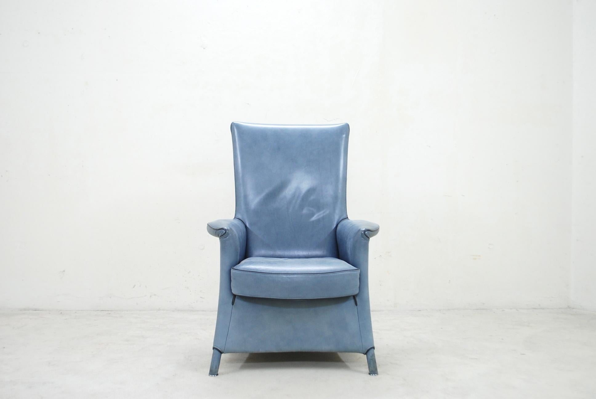 Leather armchair by Austrian - Italian architect Paolo Piva.
Model Alta manufactured by Wittmann.
Blue aniline leather. The design is a basic design from the model aura.
Wittmann is a Austrian company manufacturing high-quality upholstered