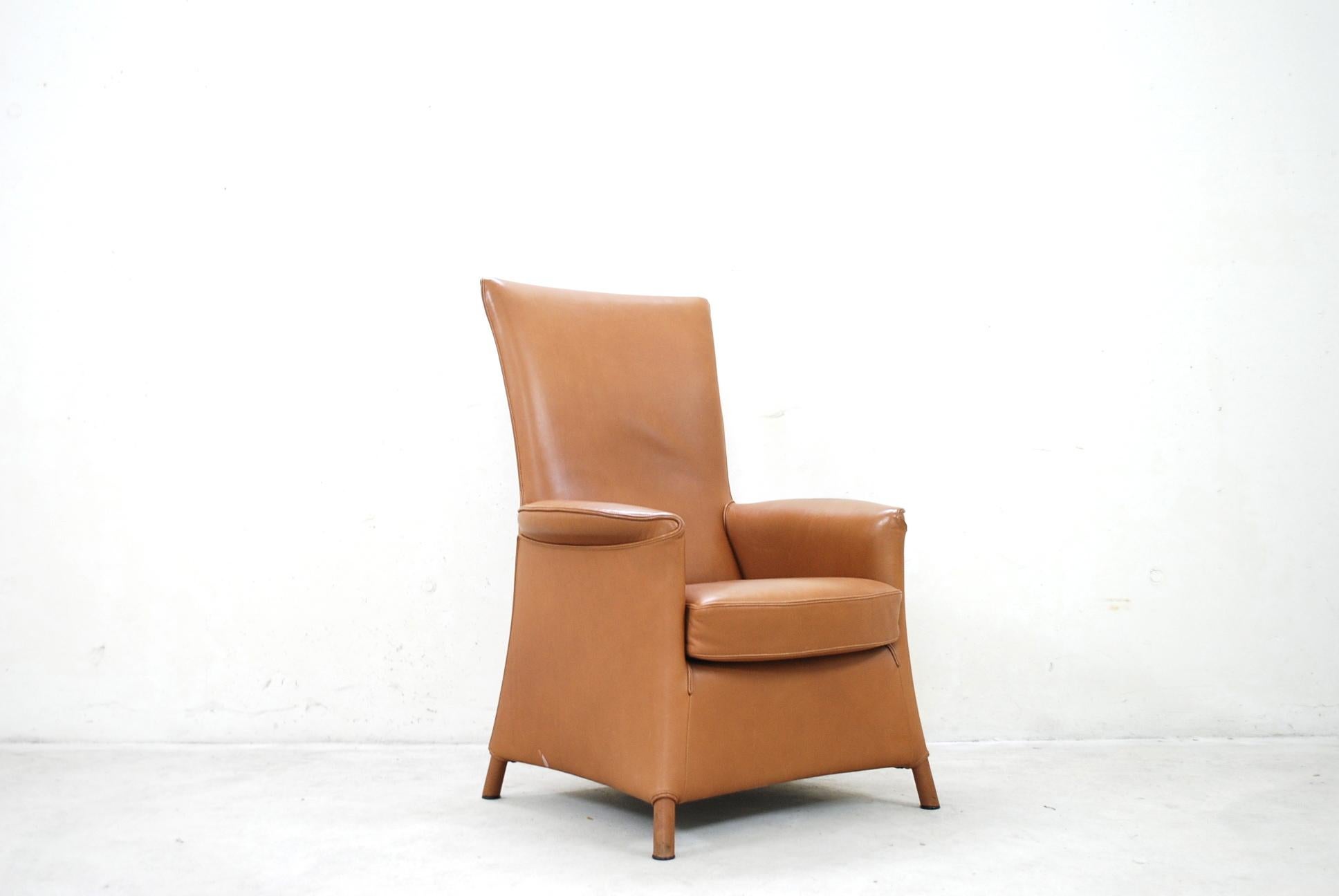 Leather armchair by Austrian, Italian architect Paolo Piva.
Model Alta manufactured by Wittmann.
Cognac aniline leather. The design is a basic design from the model aura.
Wittmann is a Austrian company manufacturing high-quality upholstered