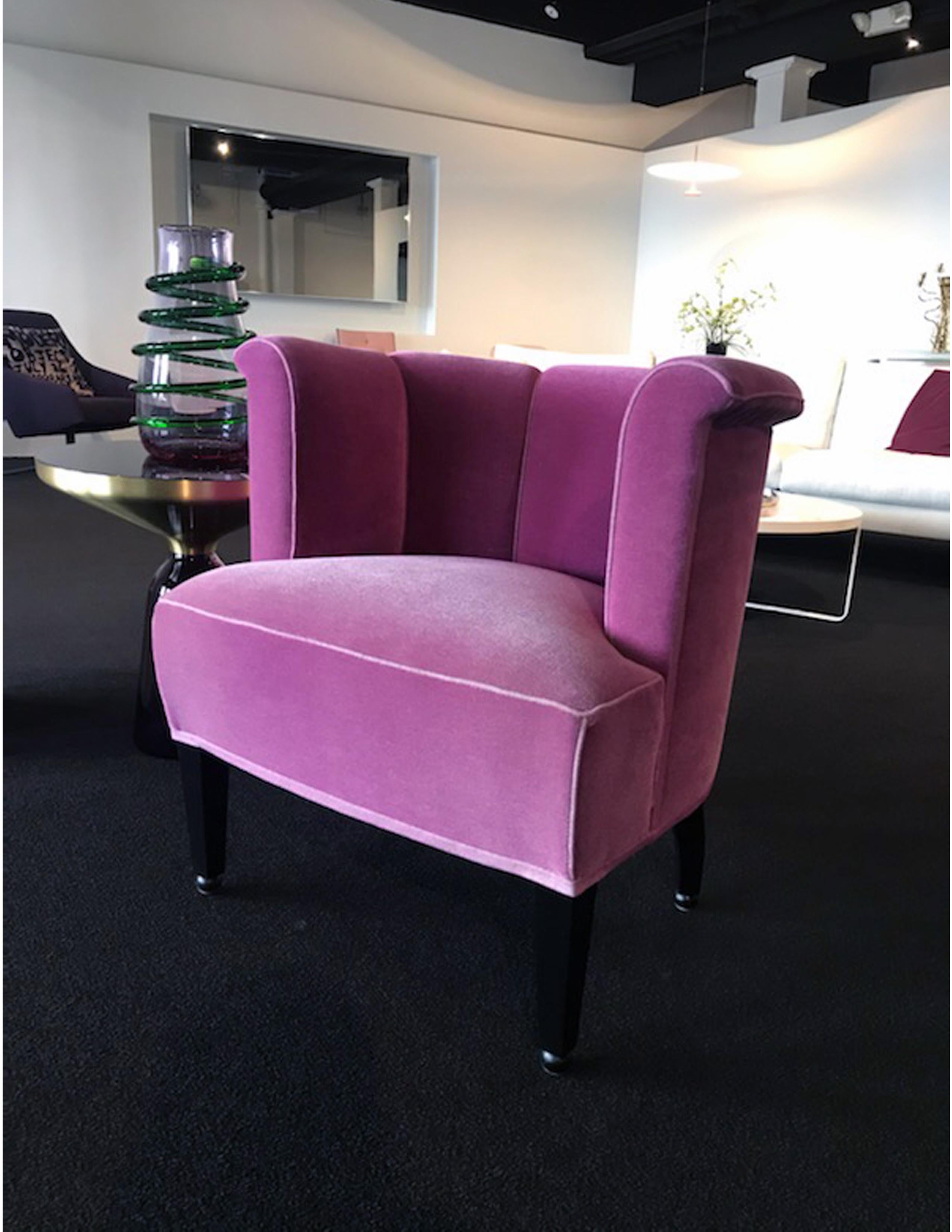 Alleegasse armchair
Upholstered com: designtex mohair plus magenta#3575-605
Contrast piping: loden 3 fuchsia
#S14sl2122
Legs: beech black stained
This upholstered suite was designed in 1912 for Dr. Hugo Koller’s music room as part of the