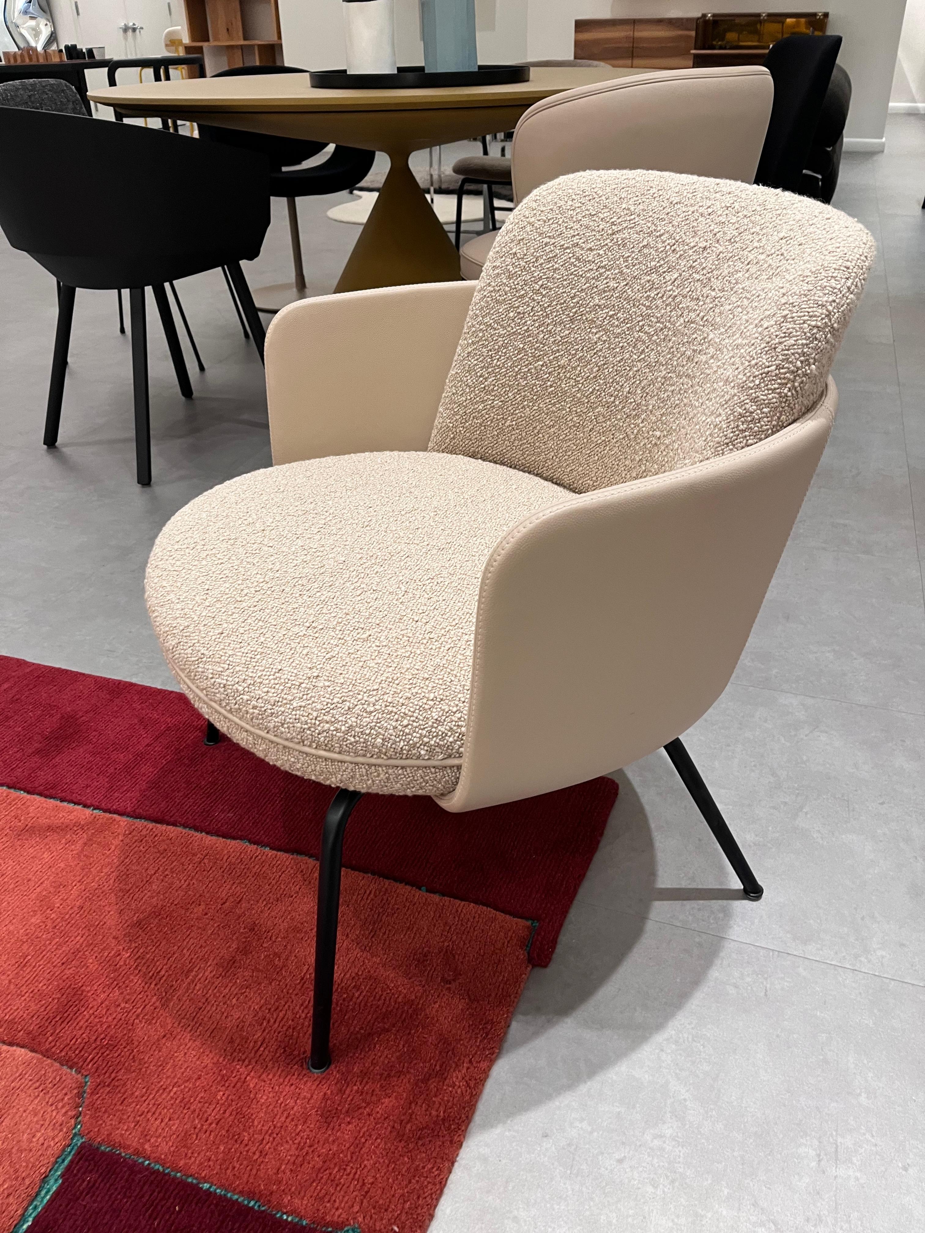 fabric Dedar KARAKORUM col. duna
Outside cover: Nappa stone
Legs: Black grey powder coated
The shape of the chair and sofa stirs up associations with classic armchairs and canapés. The precise upholstery is positioned above delicate, almost