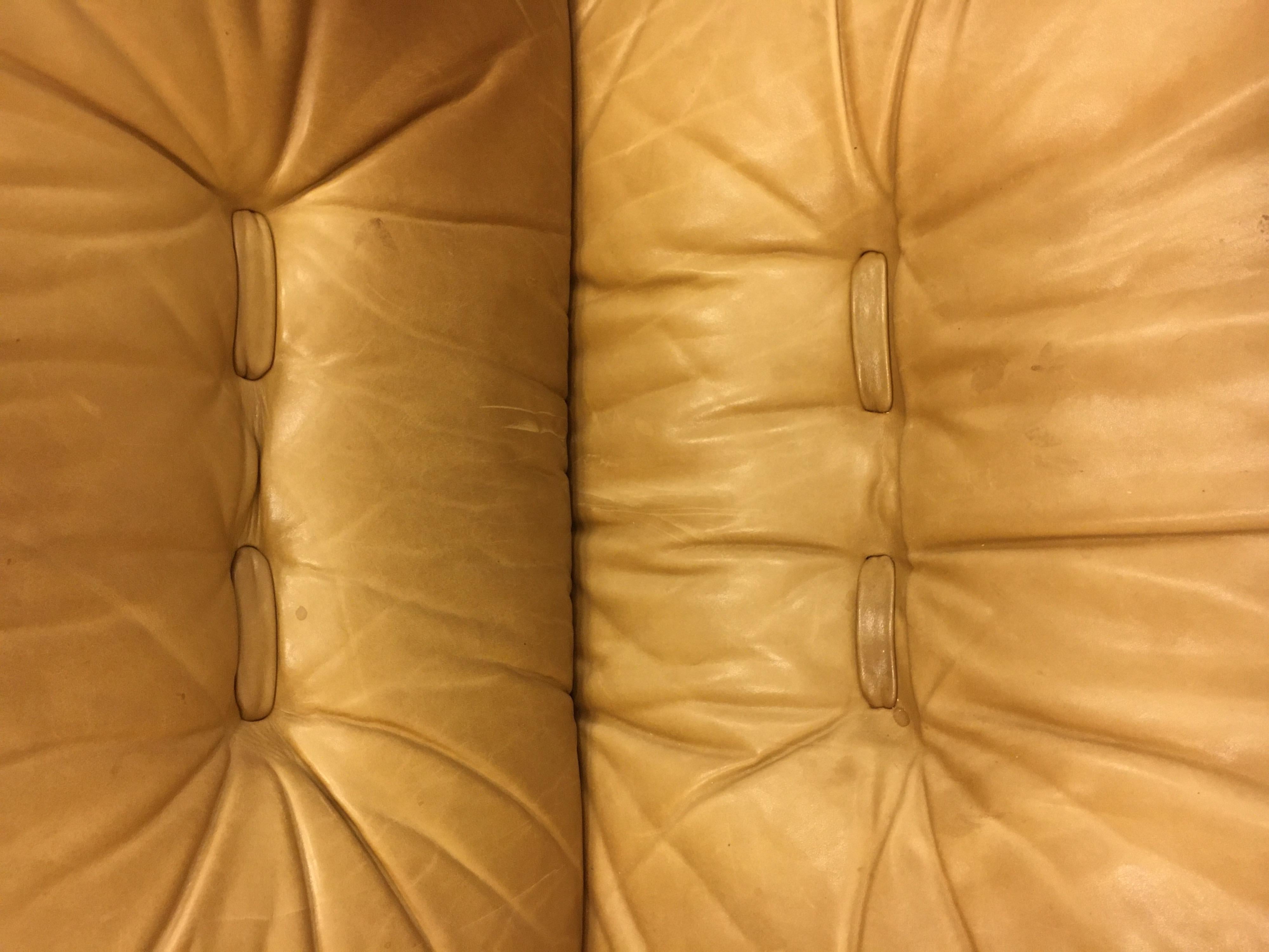 Wittmann, Divano a quattro posti modello 'Chairman', pelle patinata color cognac, 1971 in vendita 3