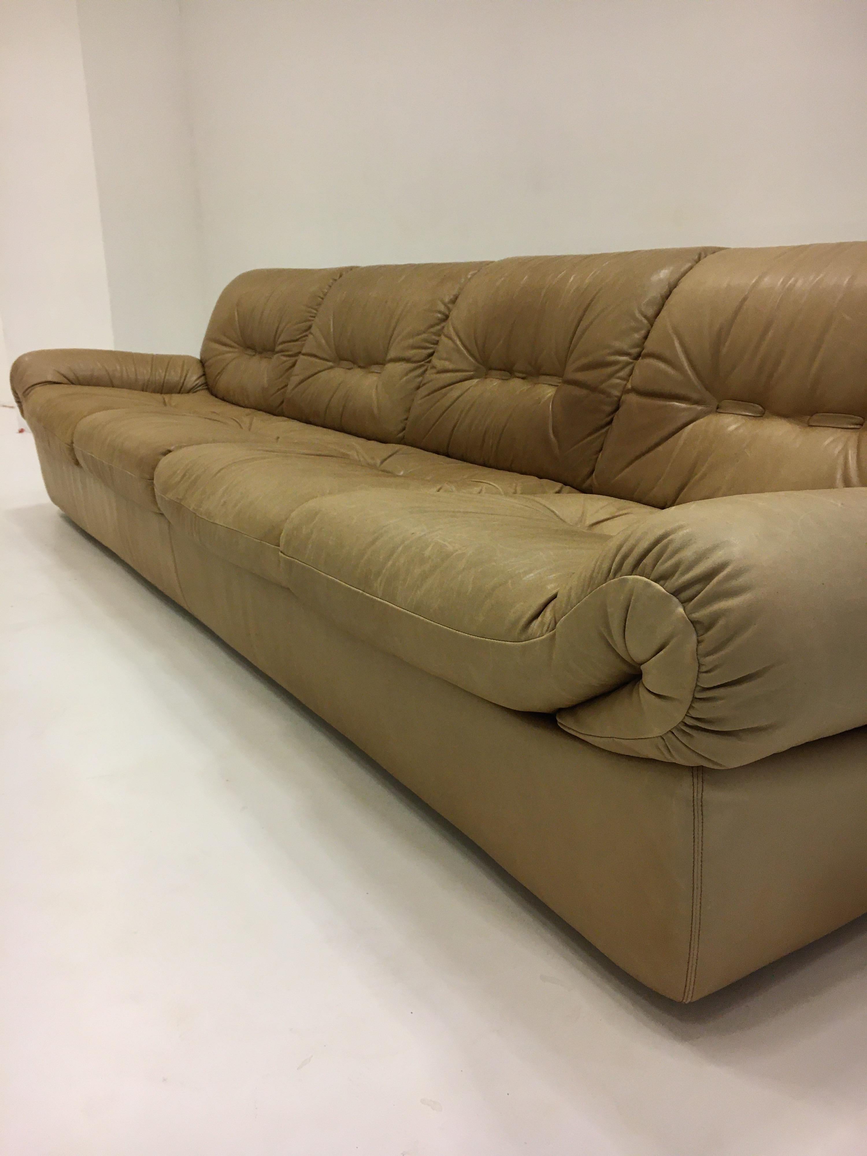 Wittmann, Divano a quattro posti modello 'Chairman', pelle patinata color cognac, 1971 in vendita 4