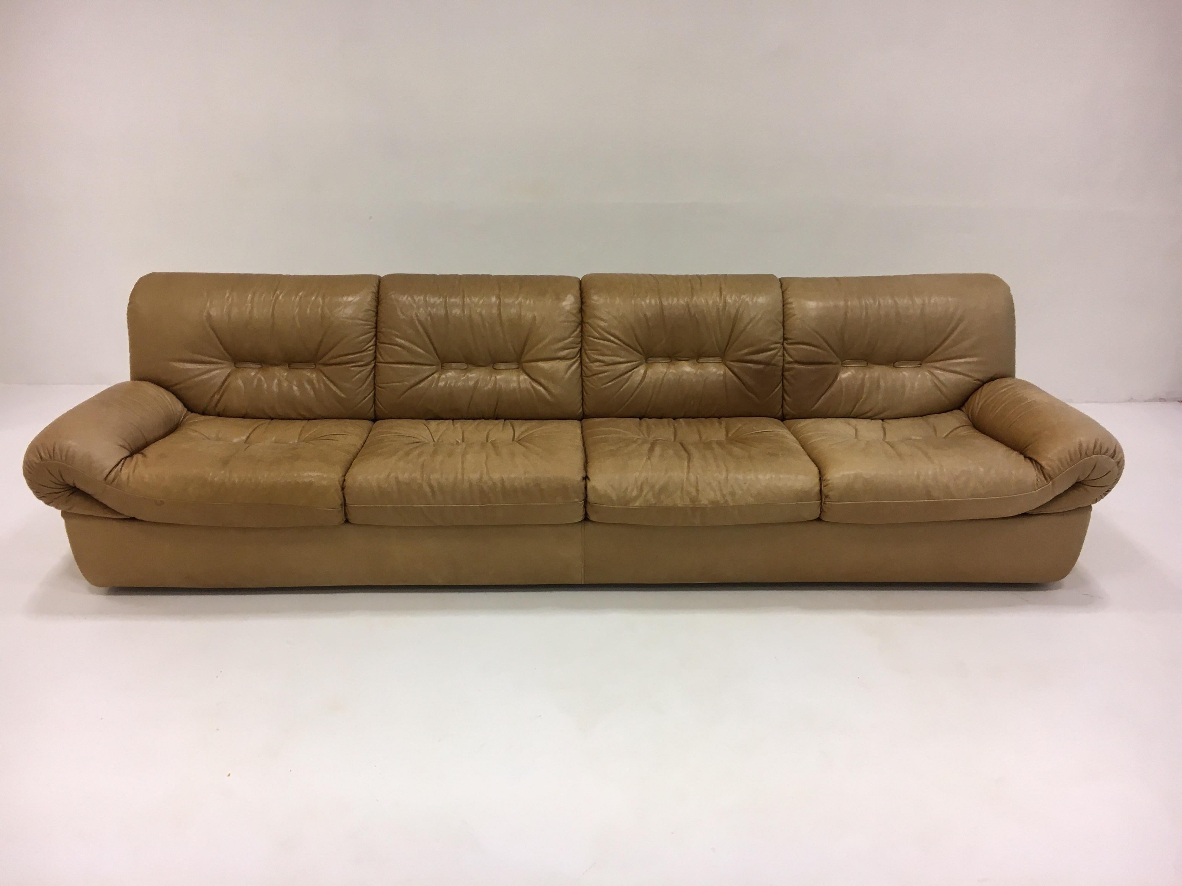 Wittmann, divano a quattro posti modello 'Chairman', in pelle patinata color cognac. Disegnato da Bruno Egger, Austria, 1971.