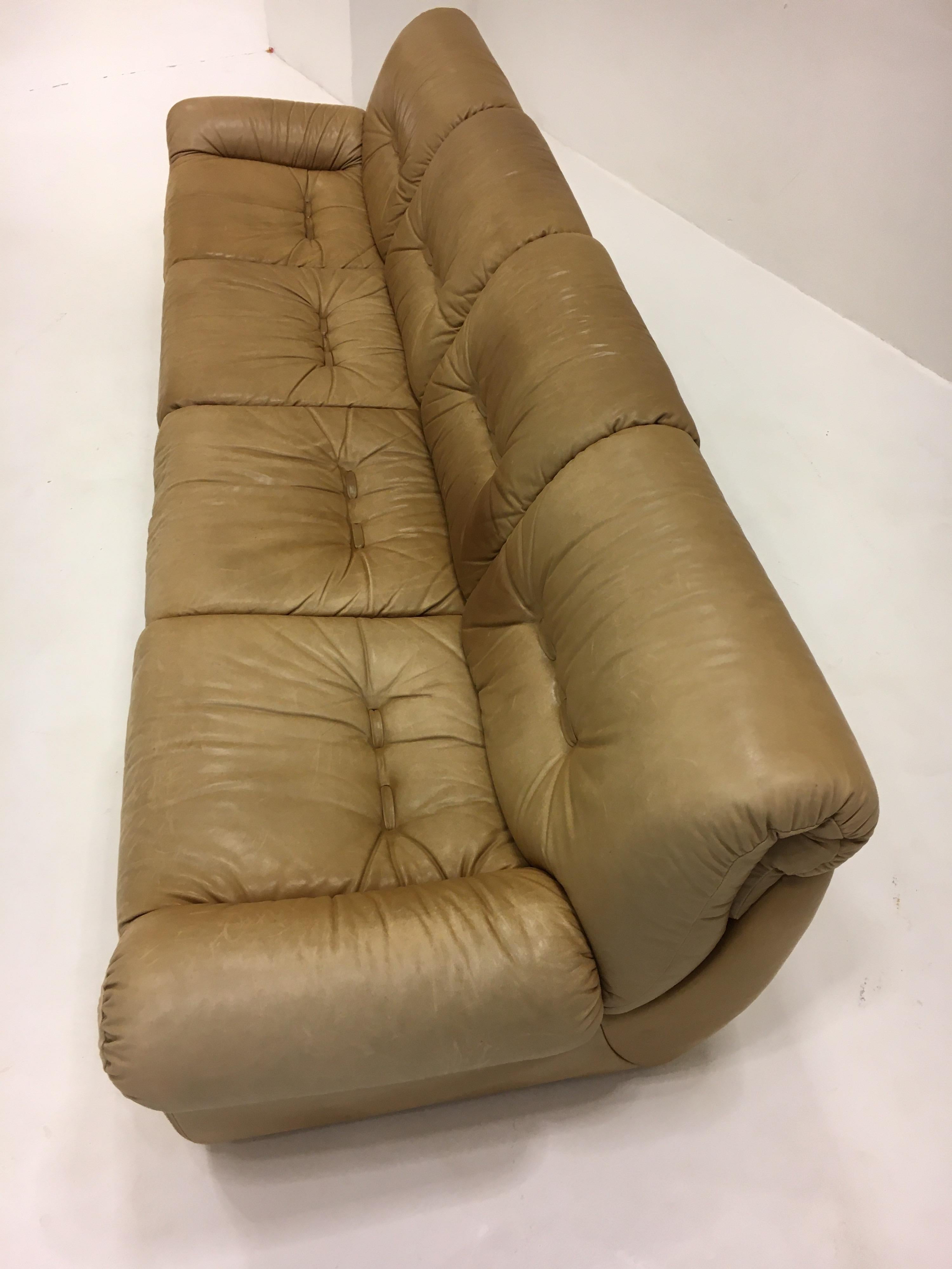 Austriaco Wittmann, Divano a quattro posti modello 'Chairman', pelle patinata color cognac, 1971 in vendita