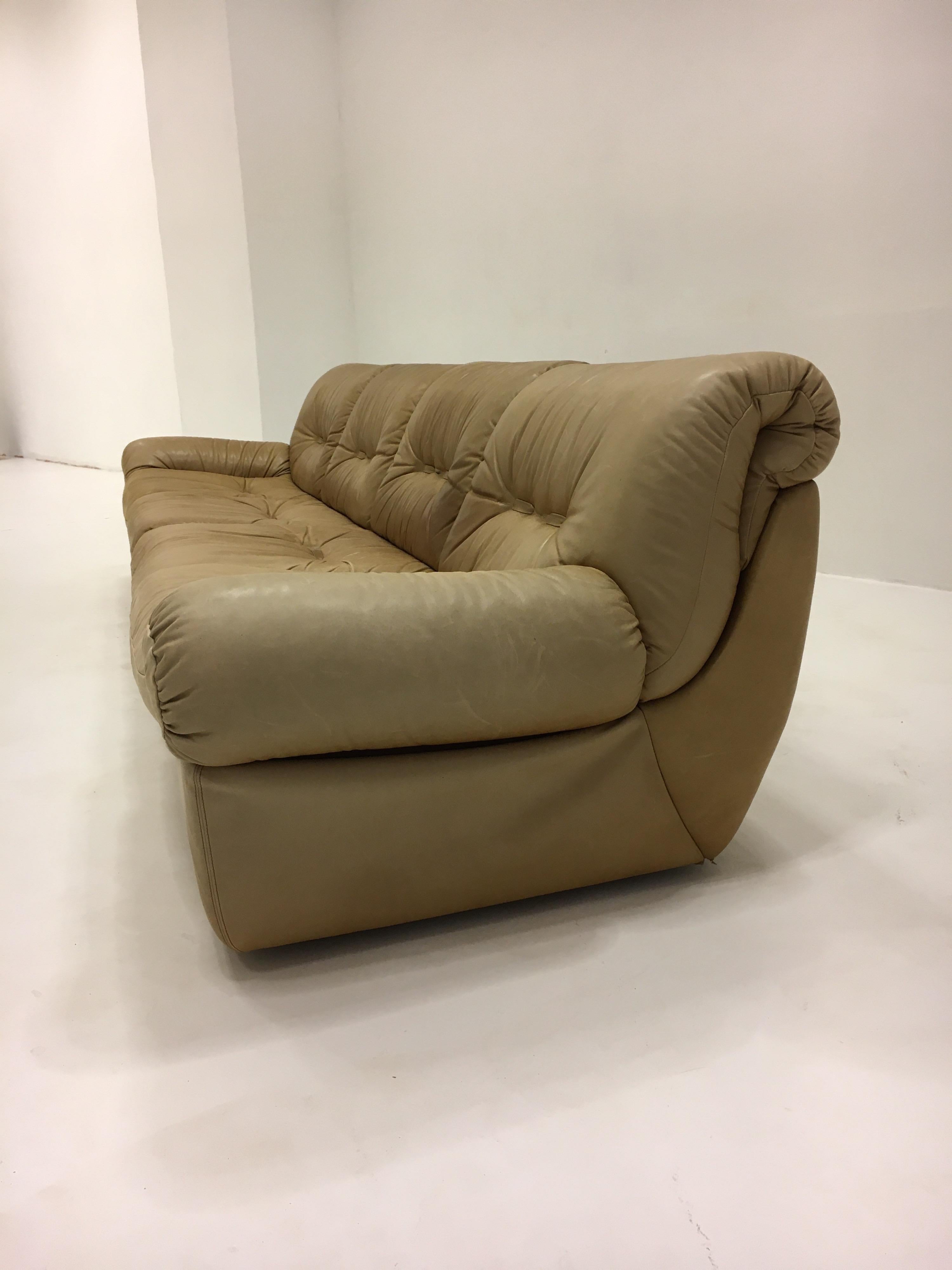 Wittmann, Divano a quattro posti modello 'Chairman', pelle patinata color cognac, 1971 In condizioni buone in vendita a Vienna, AT