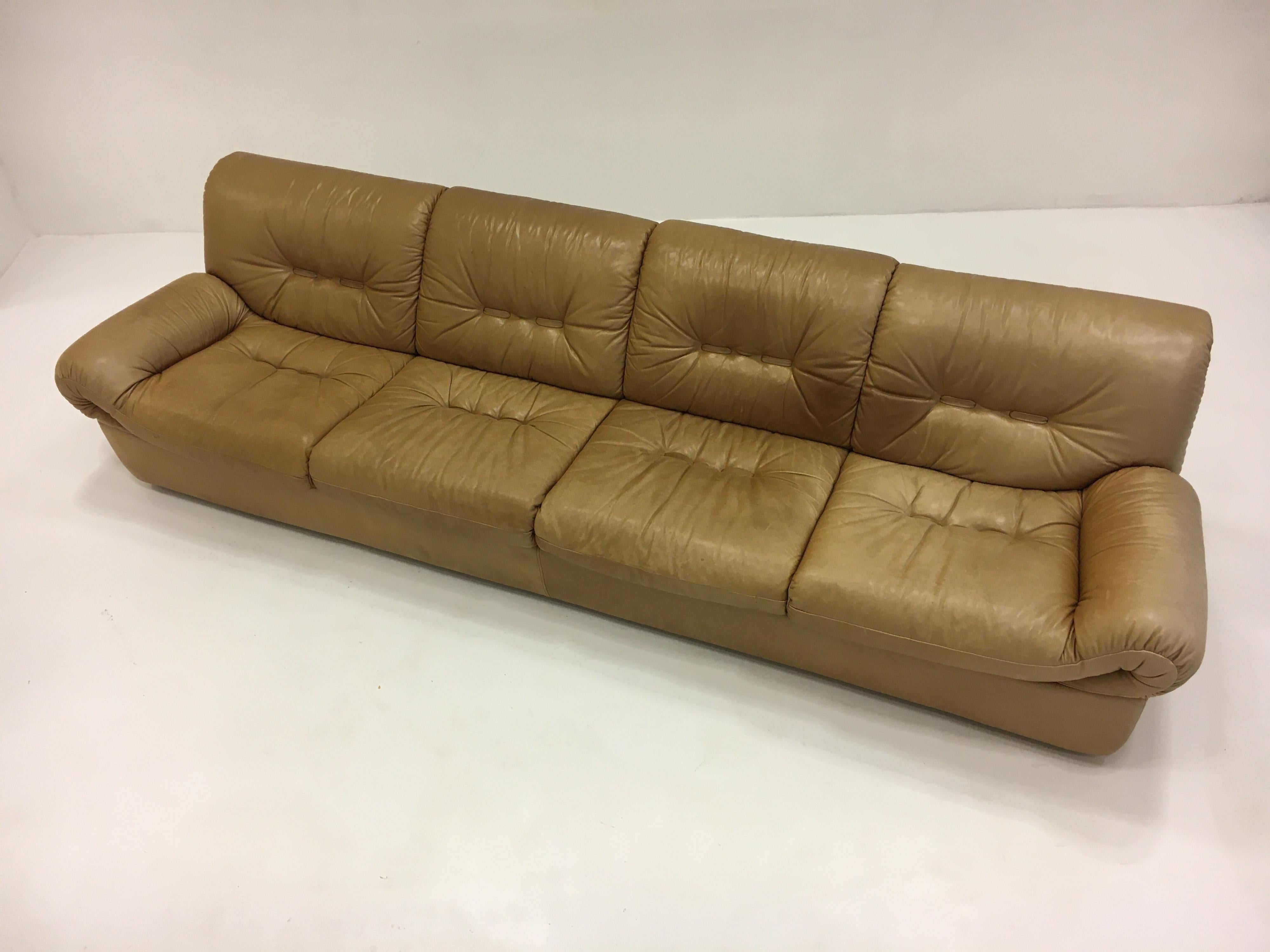 Fine XX secolo Wittmann, Divano a quattro posti modello 'Chairman', pelle patinata color cognac, 1971 in vendita