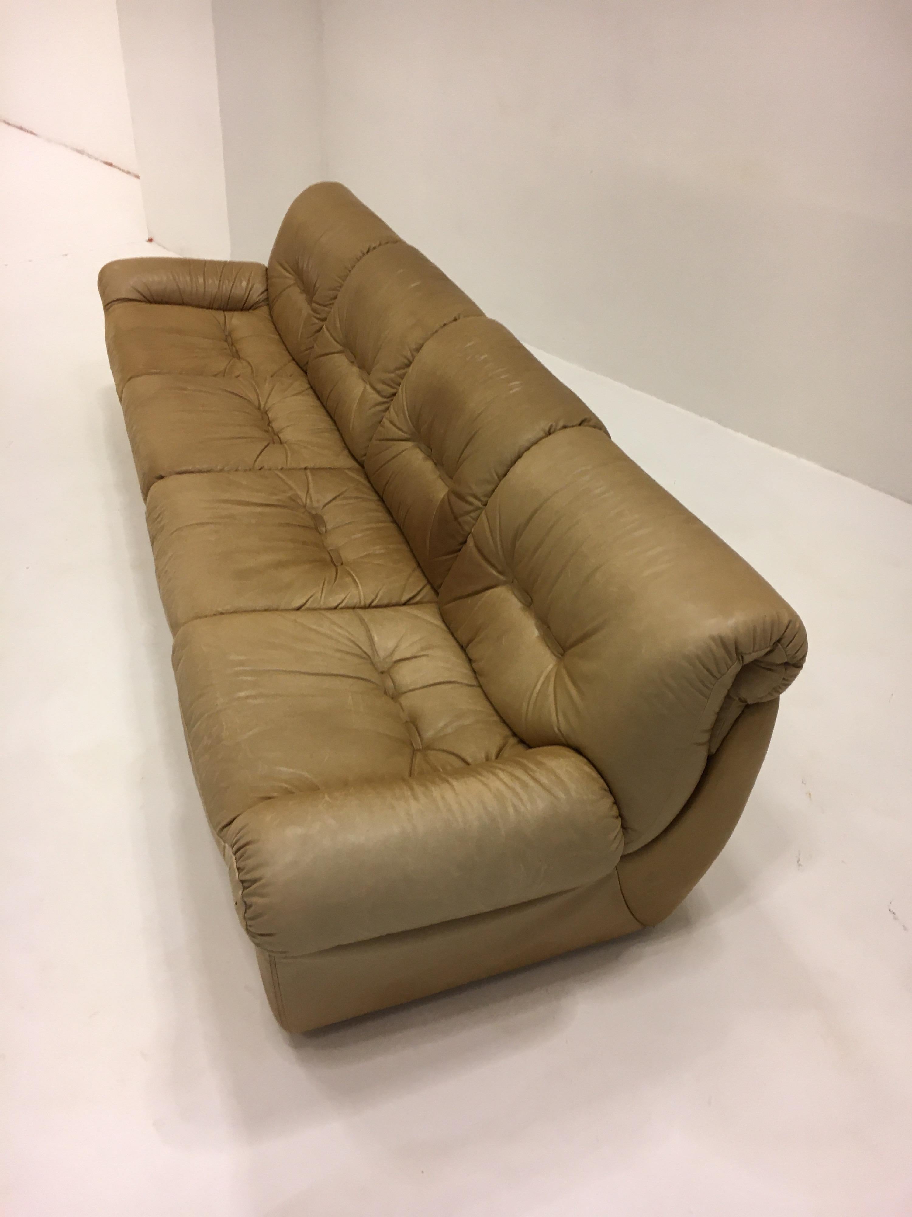 Pelle Wittmann, Divano a quattro posti modello 'Chairman', pelle patinata color cognac, 1971 in vendita