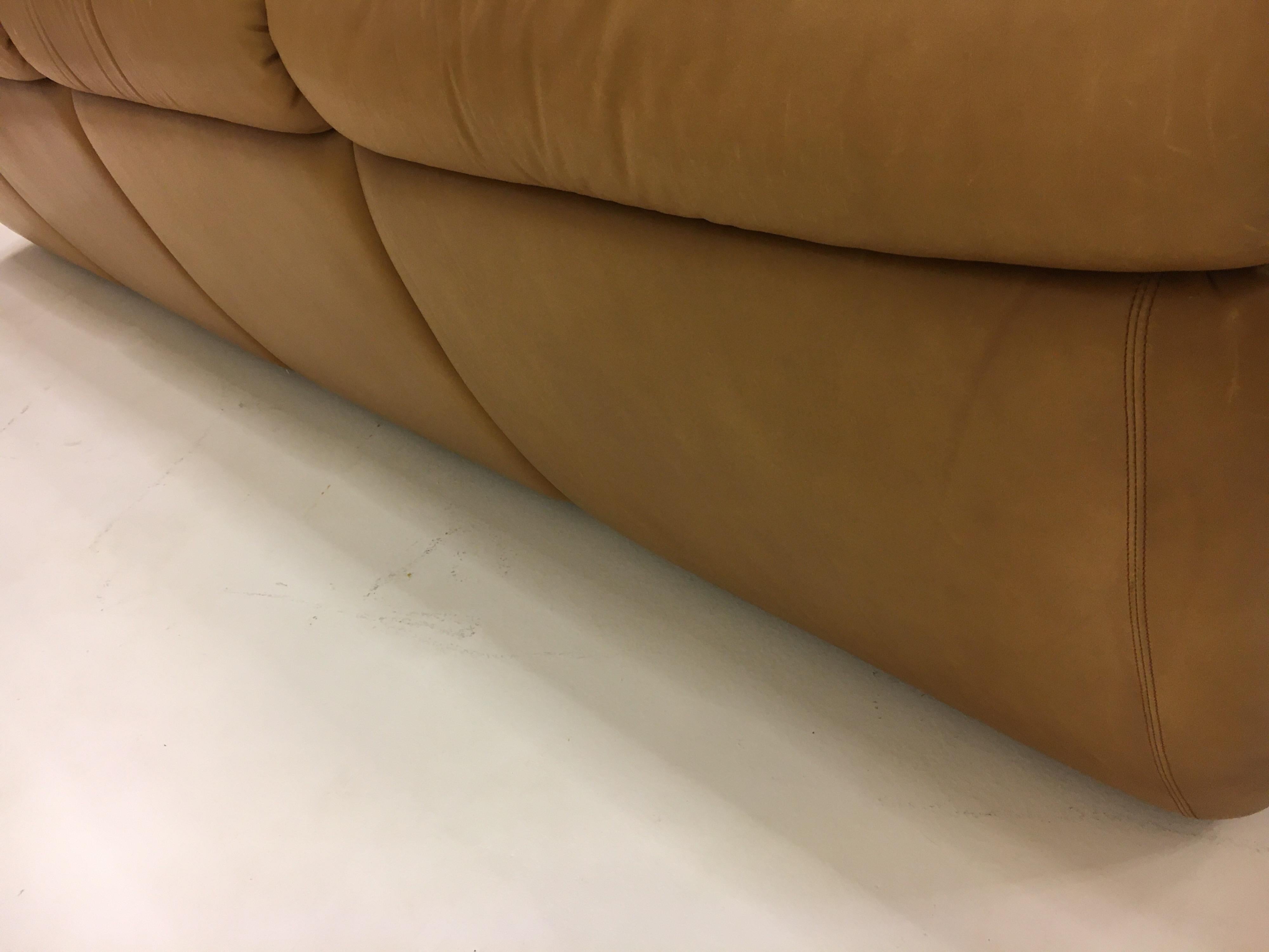 Wittmann, Divano a quattro posti modello 'Chairman', pelle patinata color cognac, 1971 in vendita 2