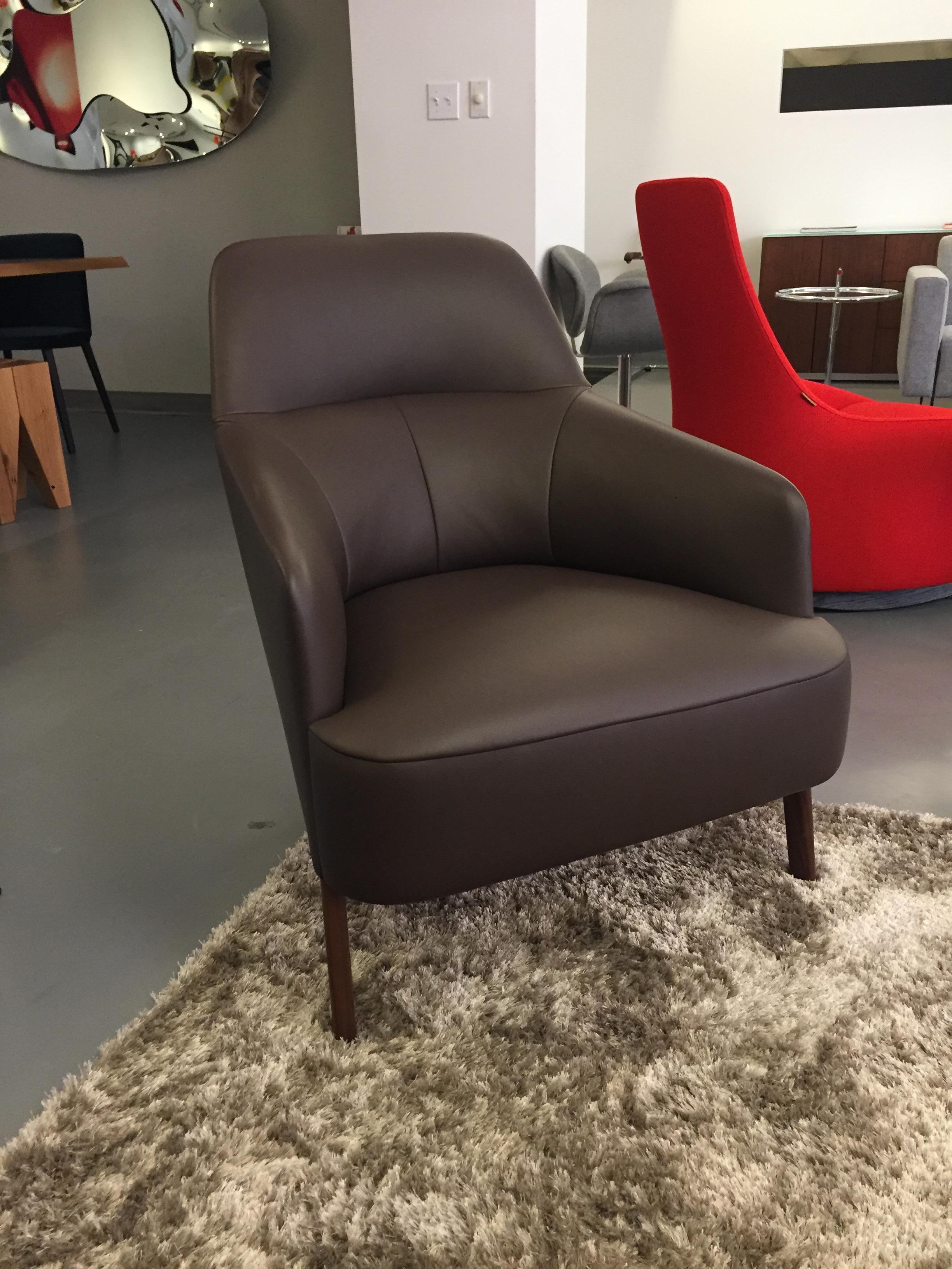Mono lounge (nappa leather)
Mono is both optically and physically a light piece of seating furniture – Classic, but with a contemporary update! The armchair is the result of the newest cooperation between the Wittmann Furniture Workshops and the